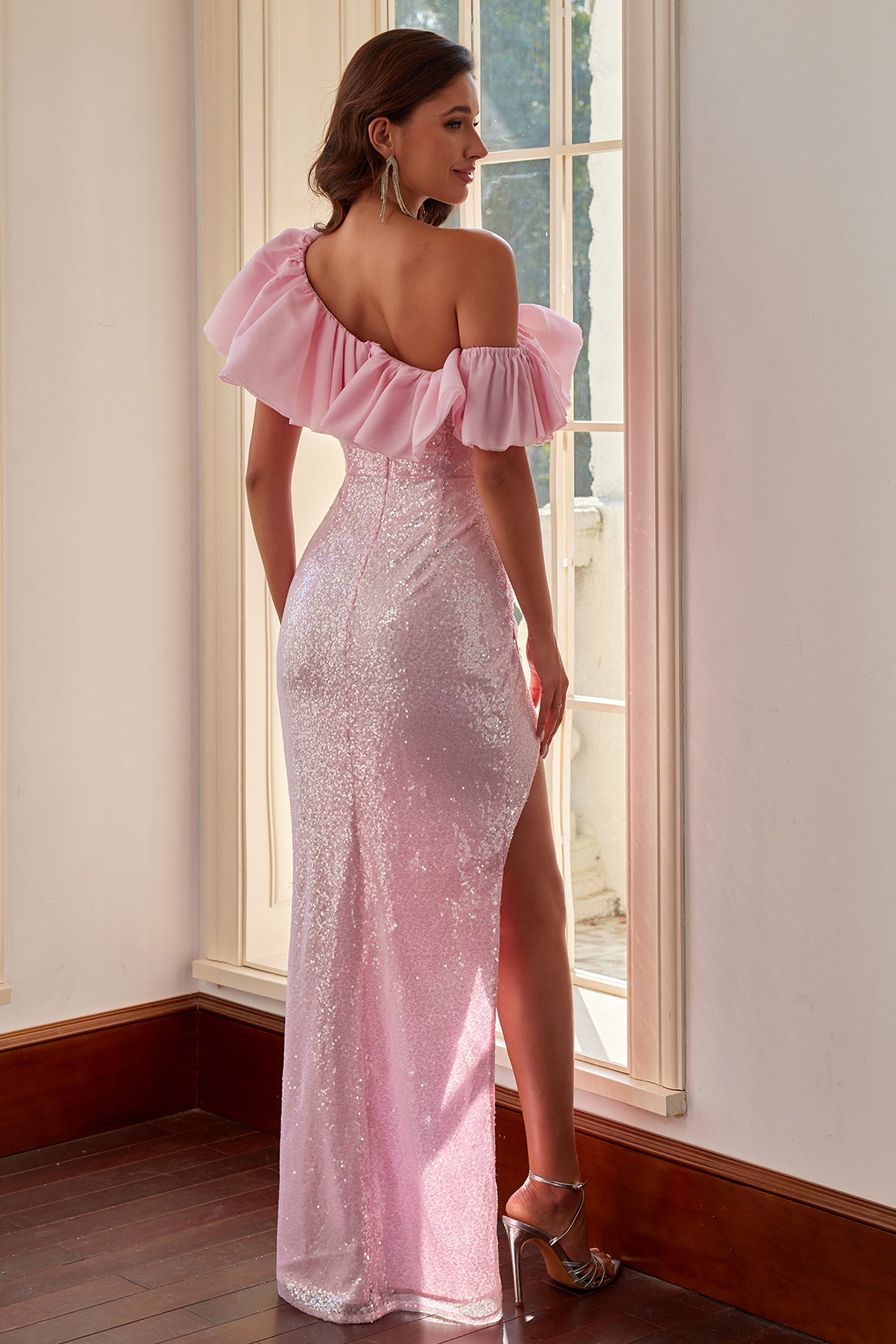 Claire Pembe Payet Fırfırlı Düşük Omuzlu Maxi Elbise