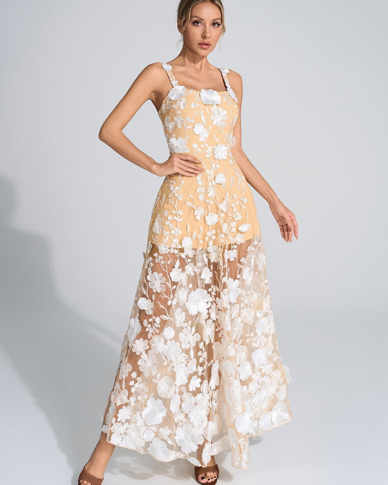 Aurora Beyaz Çiçekli Uzun Elbise