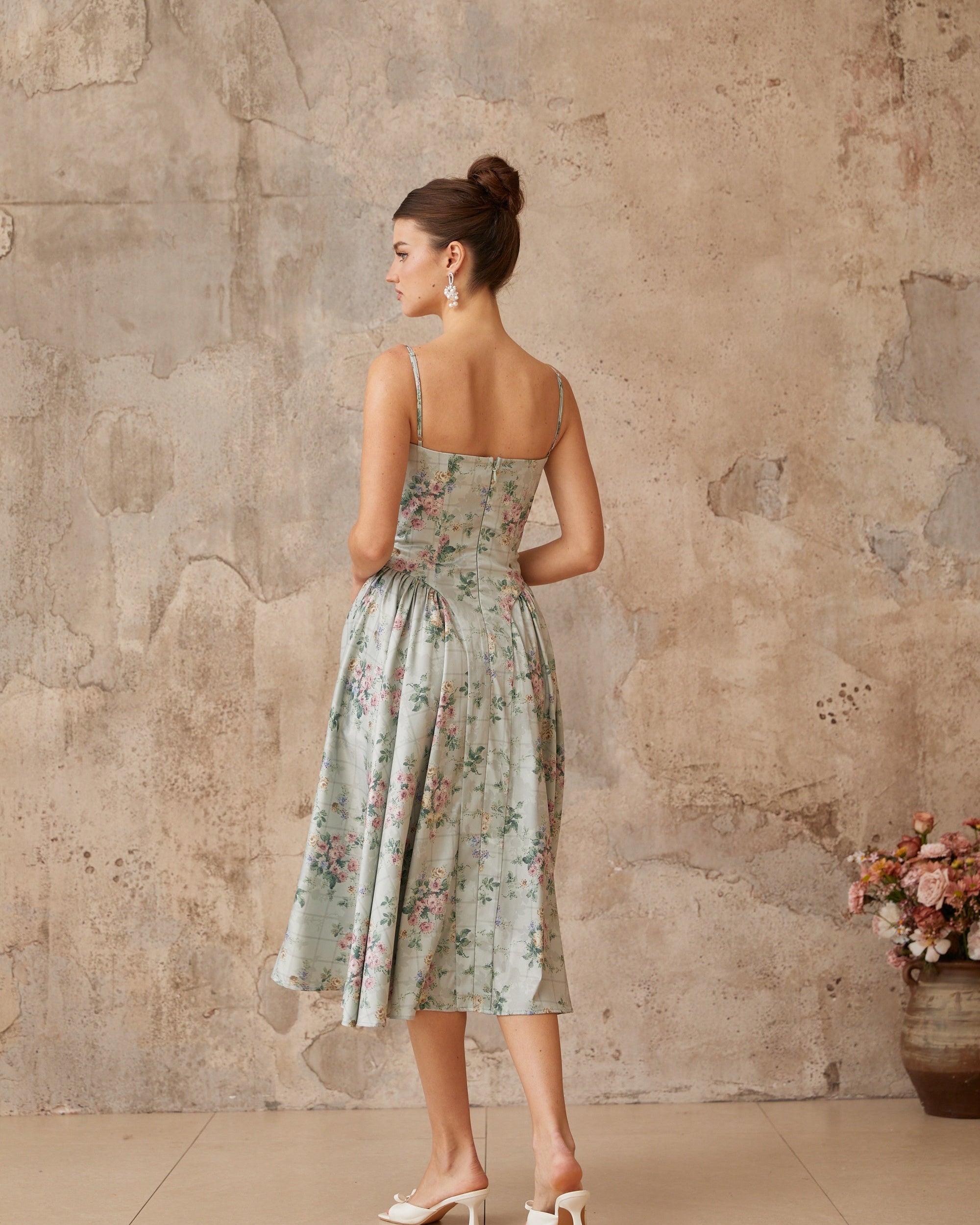 Prunelle adaçayı yeşili çiçek desenli shirred midi elbise