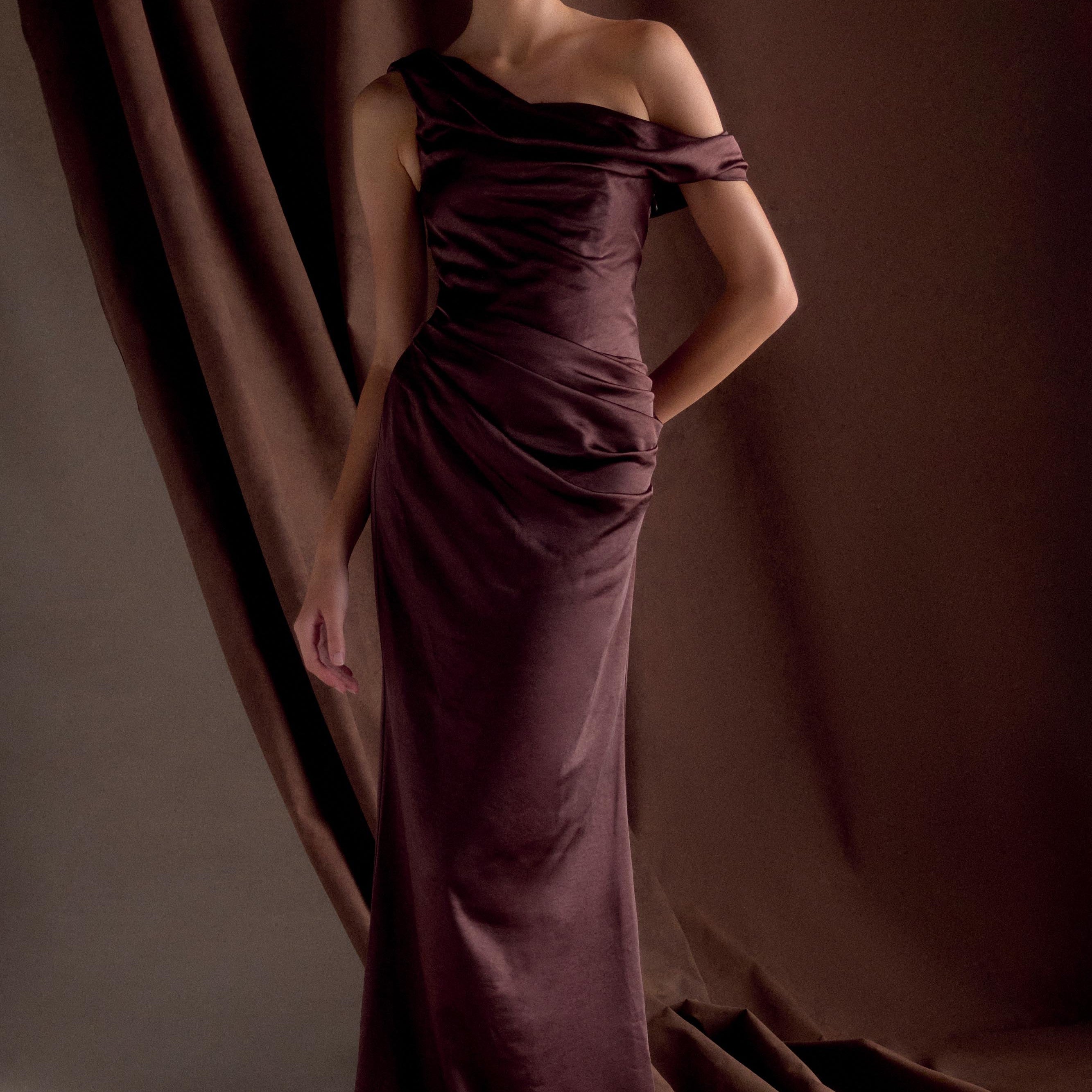 Asimetrik Drapeli Tek Omuz Saten Uzun Elbise – Kahverengi