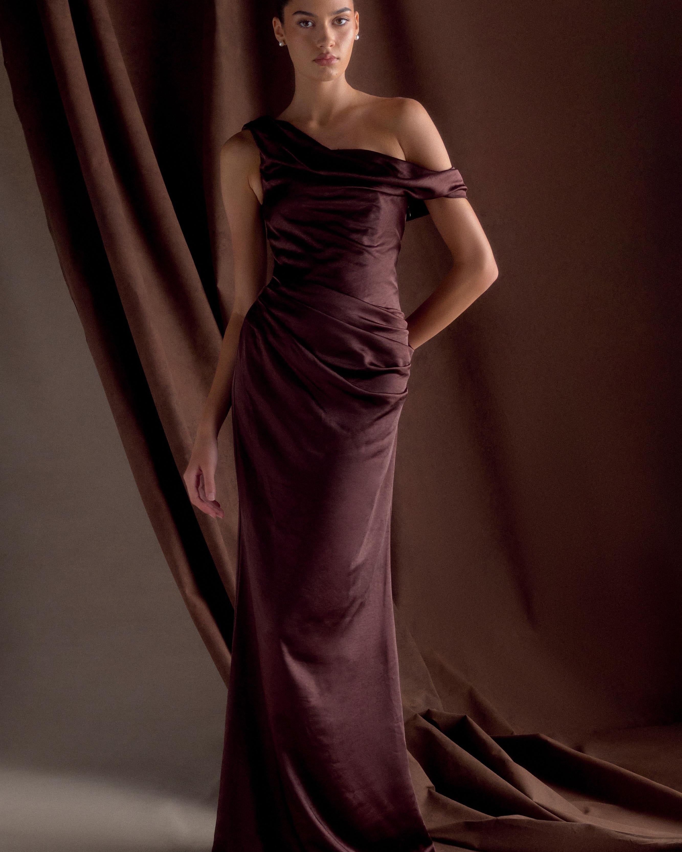 Asimetrik Drapeli Tek Omuz Saten Uzun Elbise – Kahverengi