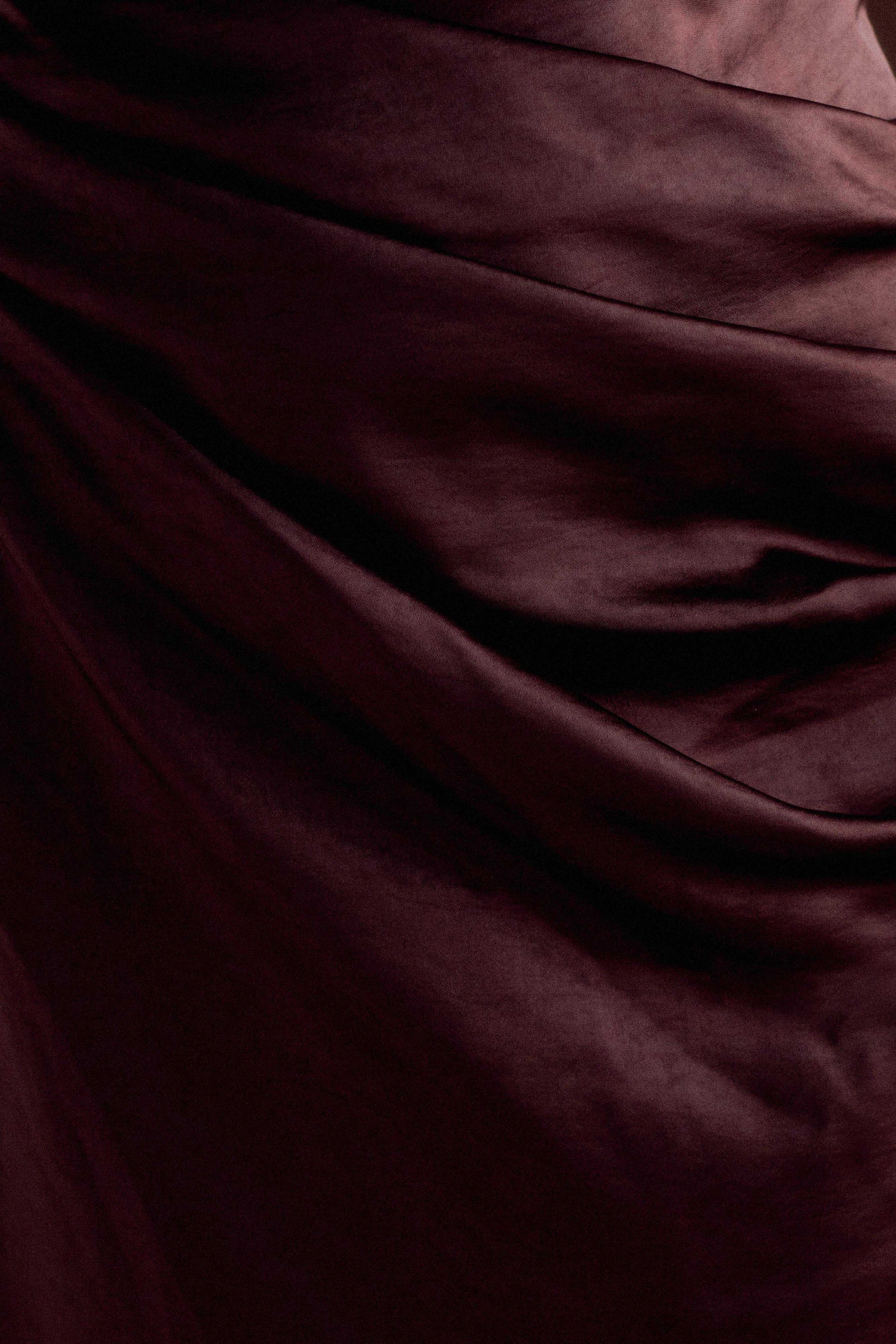 Asimetrik Drapeli Tek Omuz Saten Uzun Elbise – Kahverengi