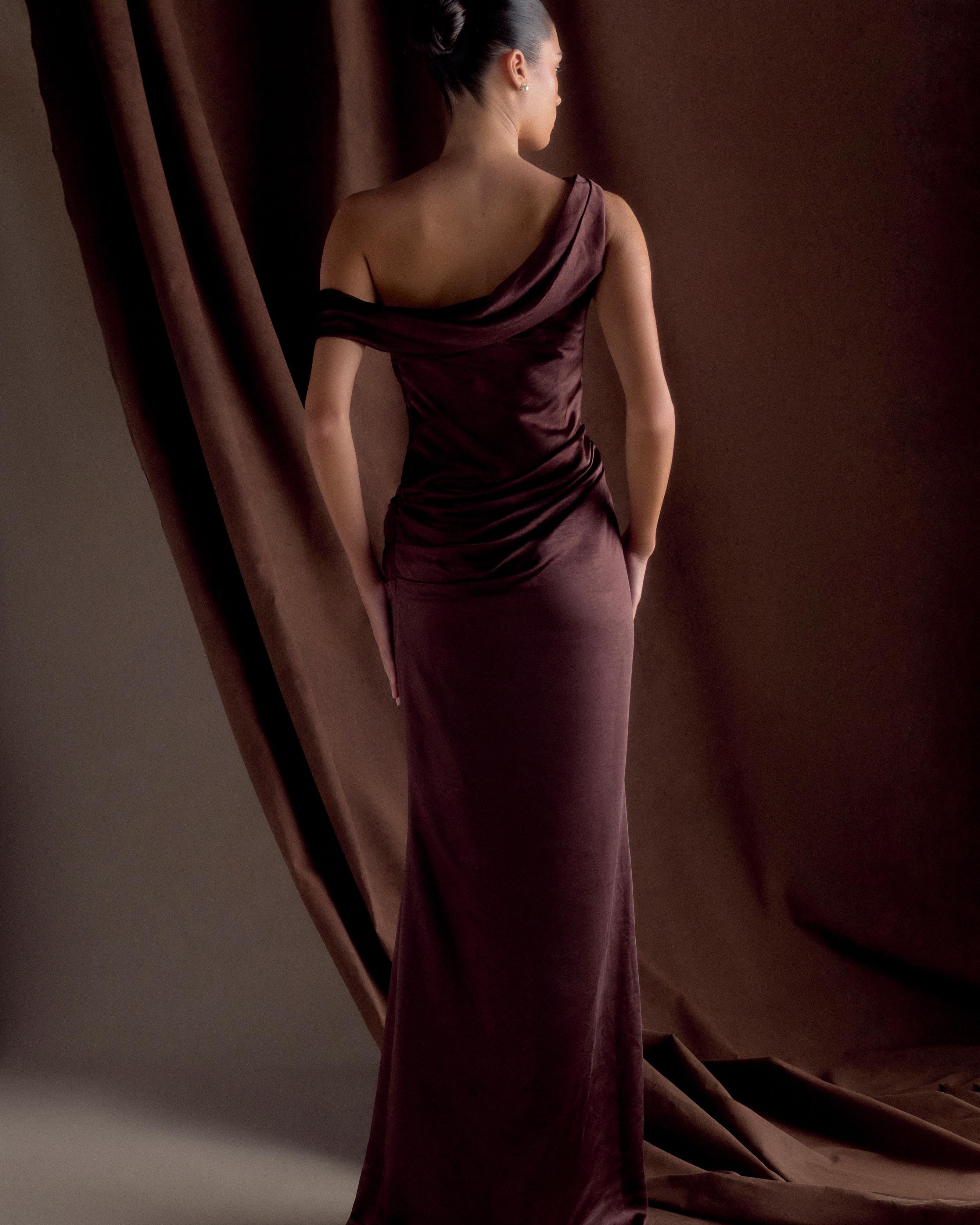 Asimetrik Drapeli Tek Omuz Saten Uzun Elbise – Kahverengi