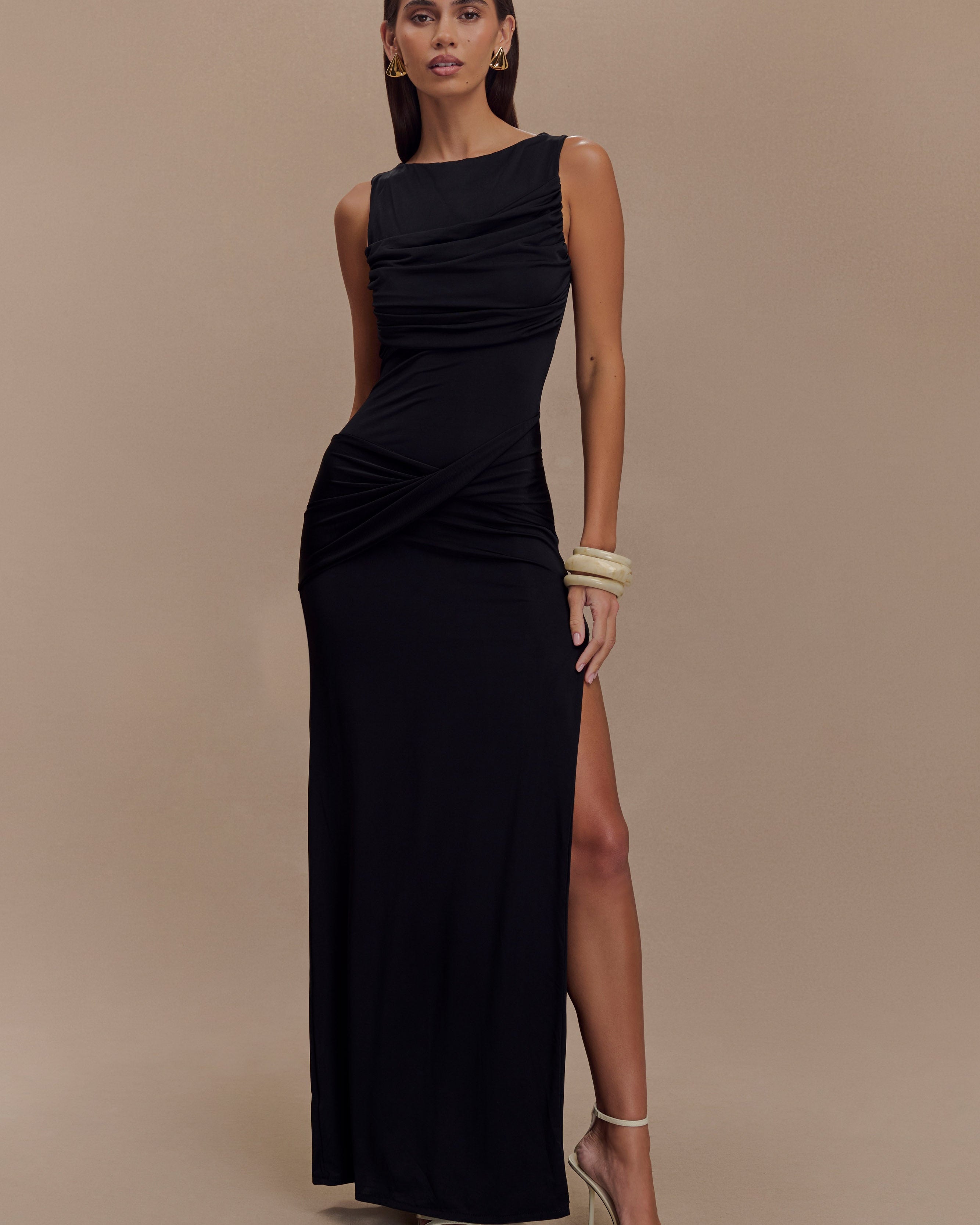 Drapeli Yırtmaç Detaylı Uzun Elbise – Siyah