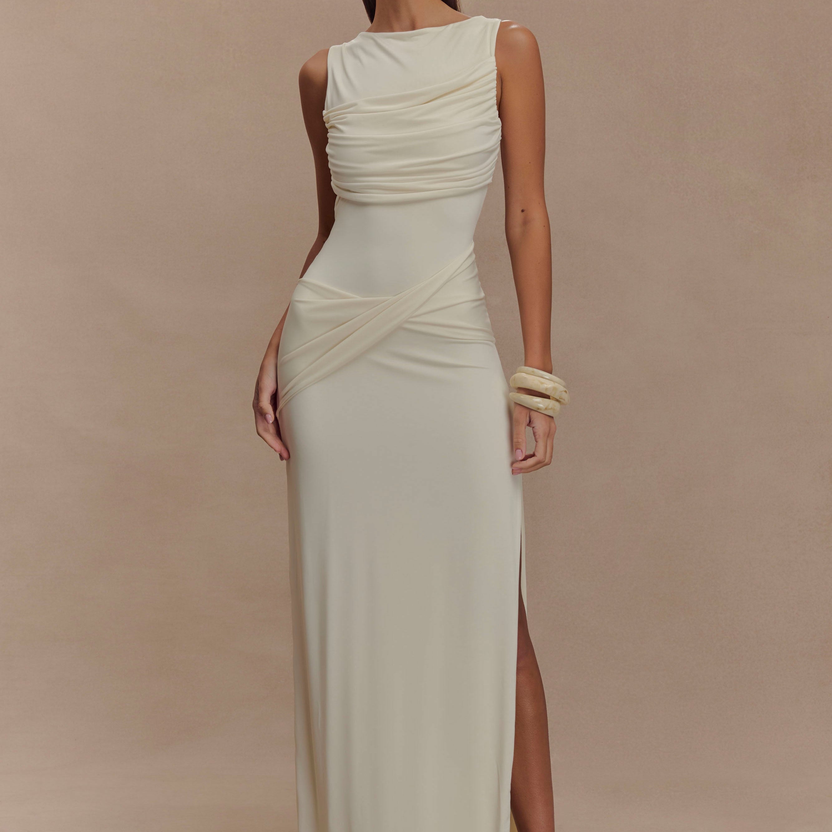 Drapeli Yüksek Yaka Uzun Elbise – Krem