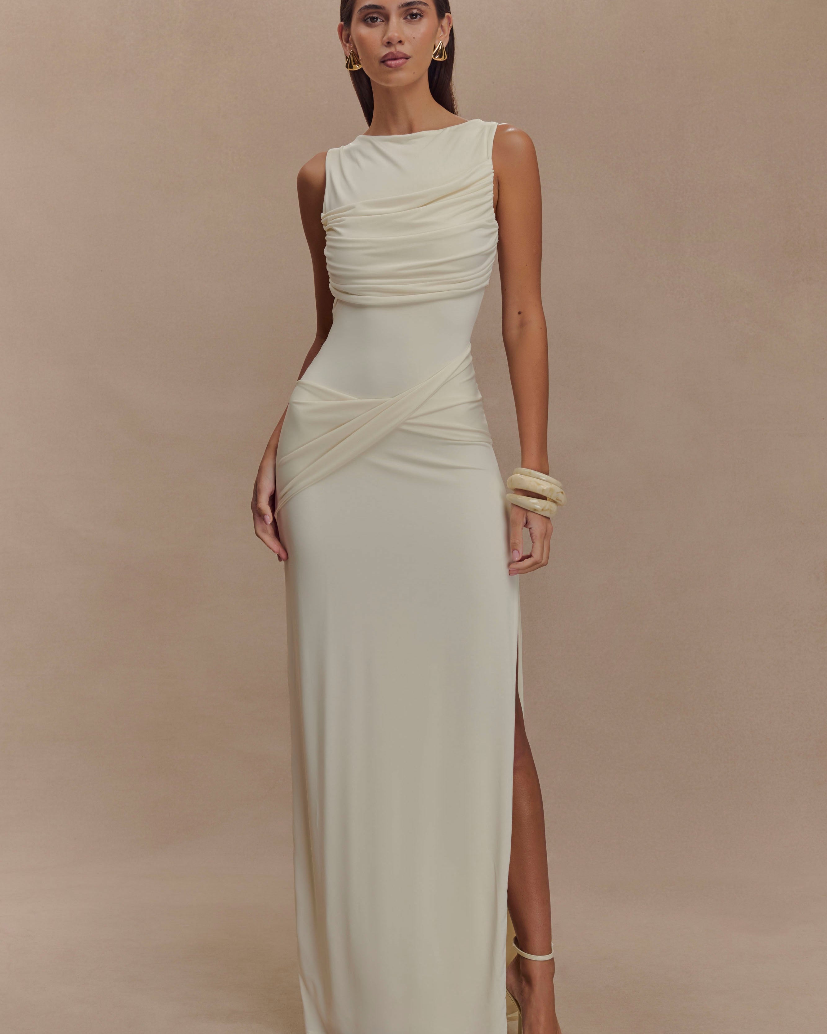 Drapeli Yüksek Yaka Uzun Elbise – Krem