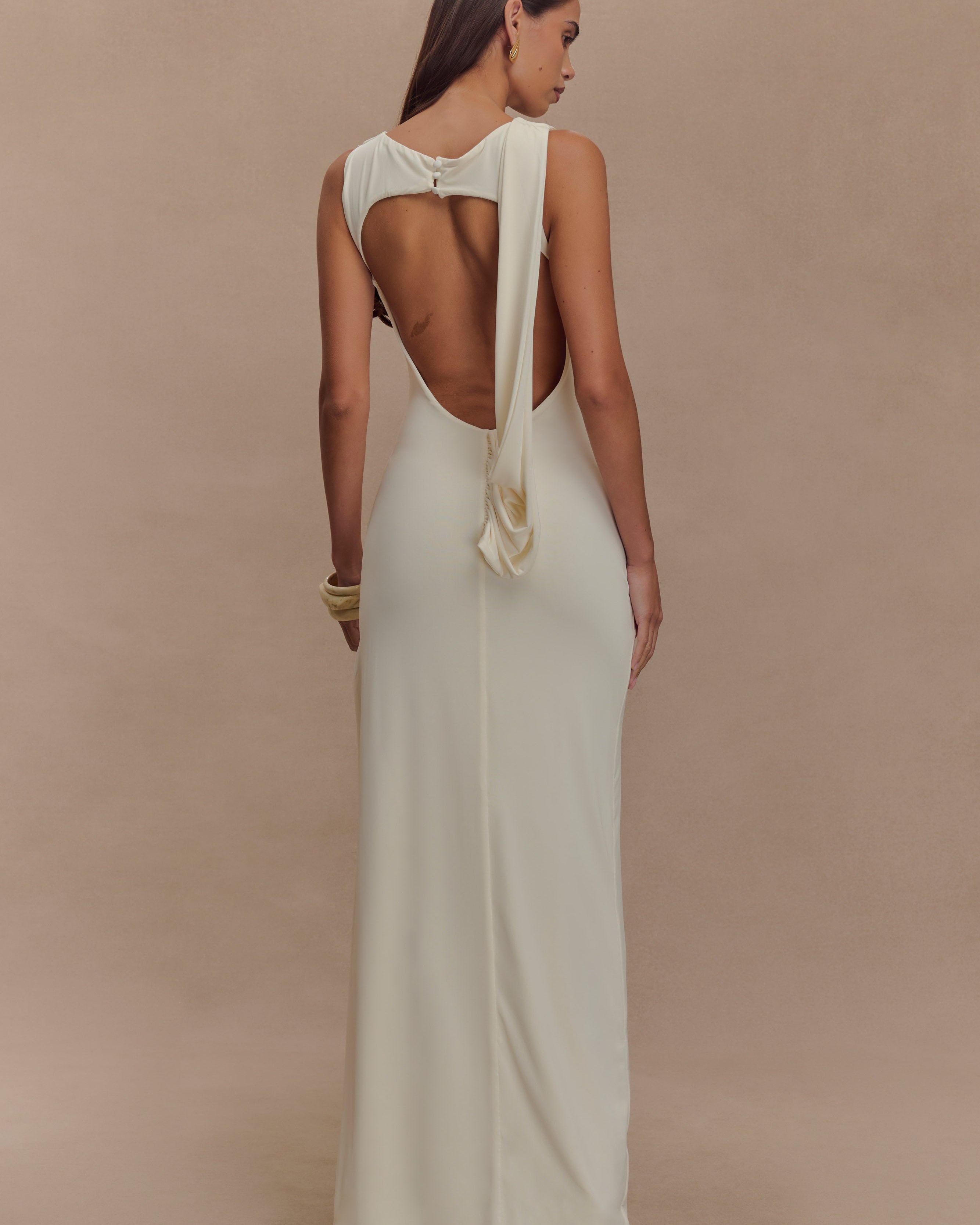 Drapeli Yüksek Yaka Uzun Elbise – Krem