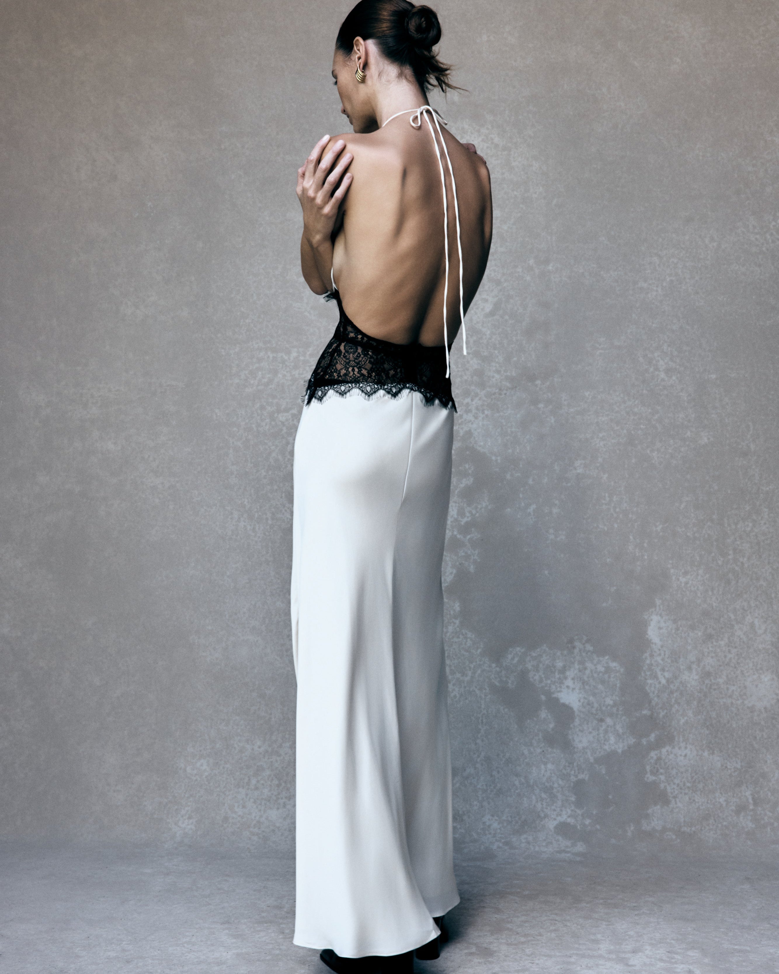 Siyah Dantel Detaylı Saten Uzun Elbise