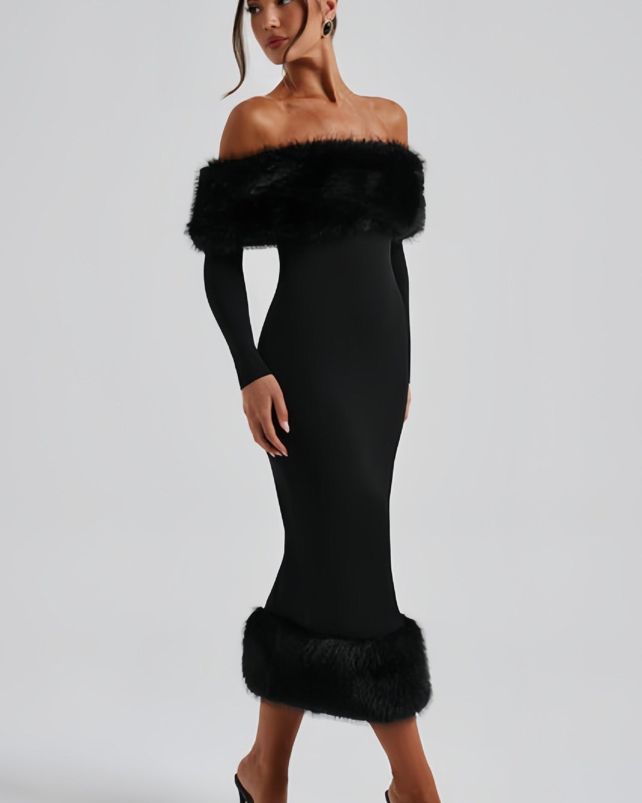 Kürk Yaka Askılı Vücuda Oturan Midi Elbise