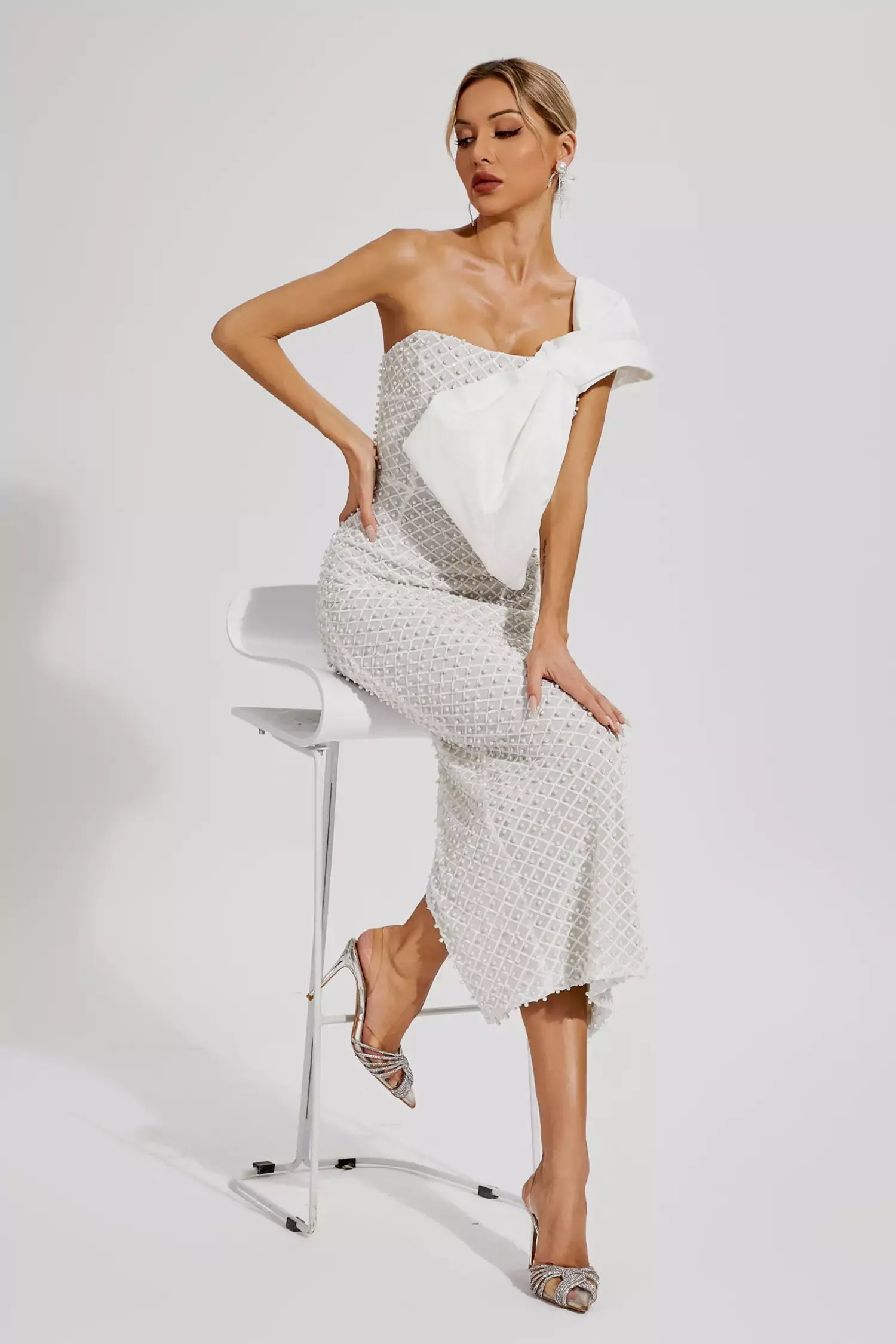 Beyaz İnci İşlemeli Fiyonklu Maxi Elbise