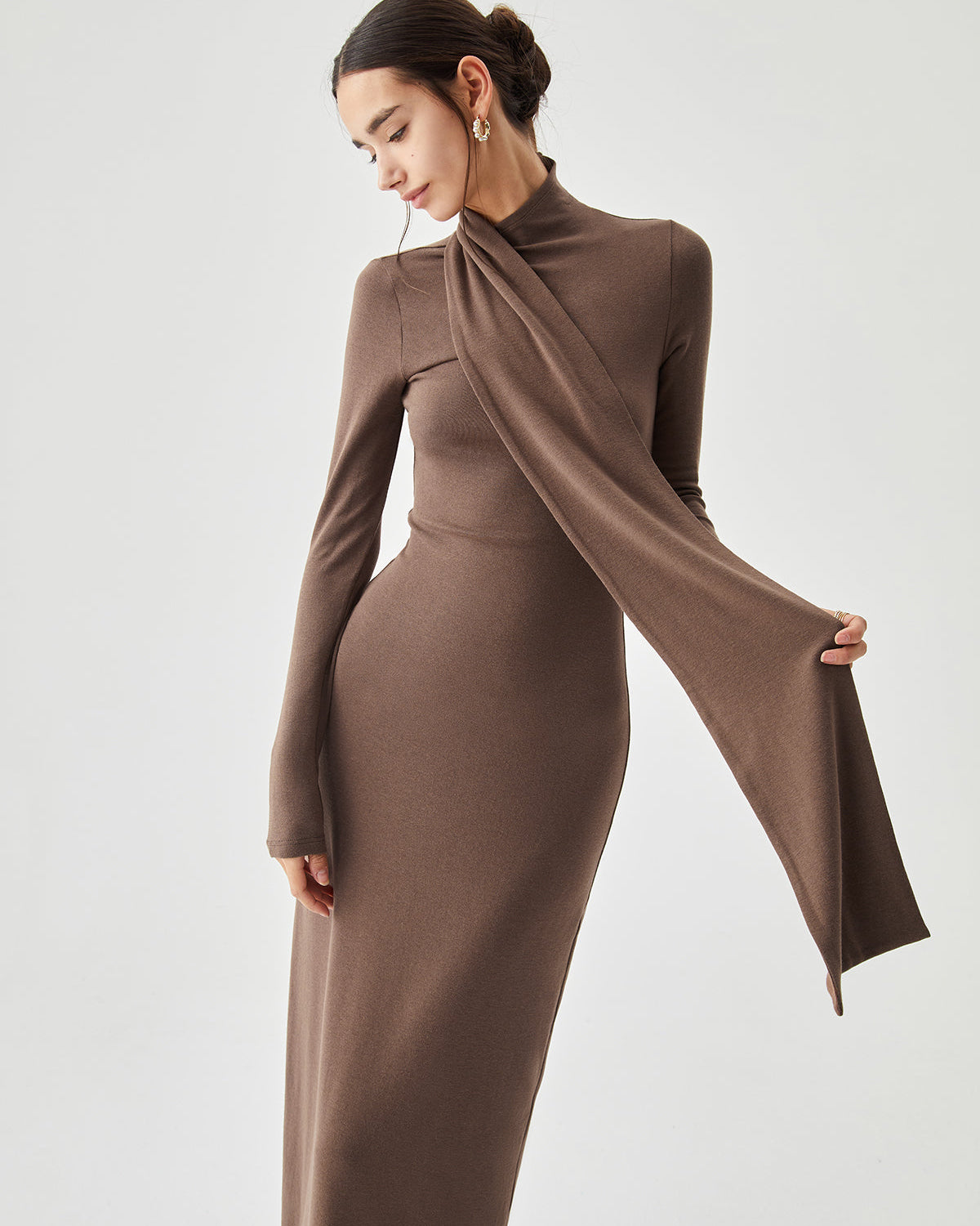 Vücuda Oturan Yüksek Yakalı Nervürlü Örgü Uzun Elbise Ve Uyumlu Eşarp