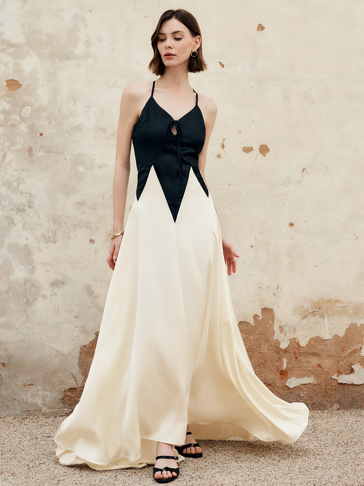 Renk Bloklu Pileli Kesimli Askılı Uzun Elbise