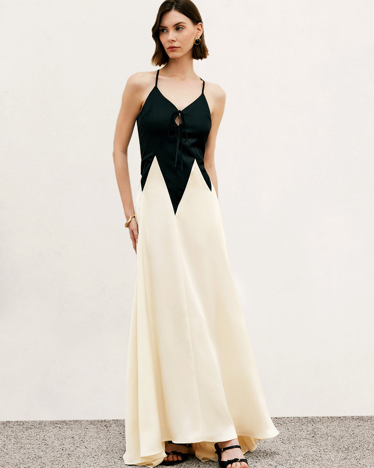 Renk Bloklu Pileli Kesimli Askılı Uzun Elbise