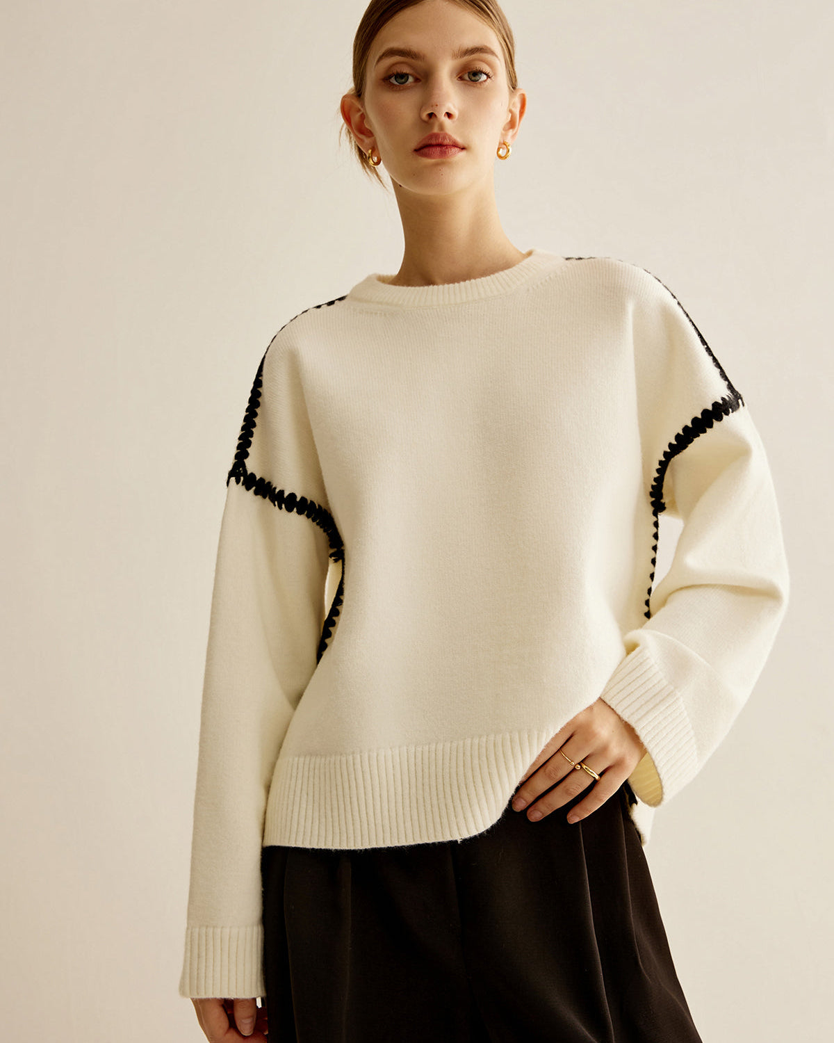 Minimalist İşlemeli Kenarlı Kazak