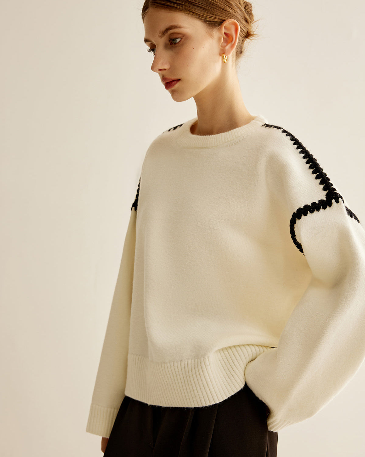 Minimalist İşlemeli Kenarlı Kazak