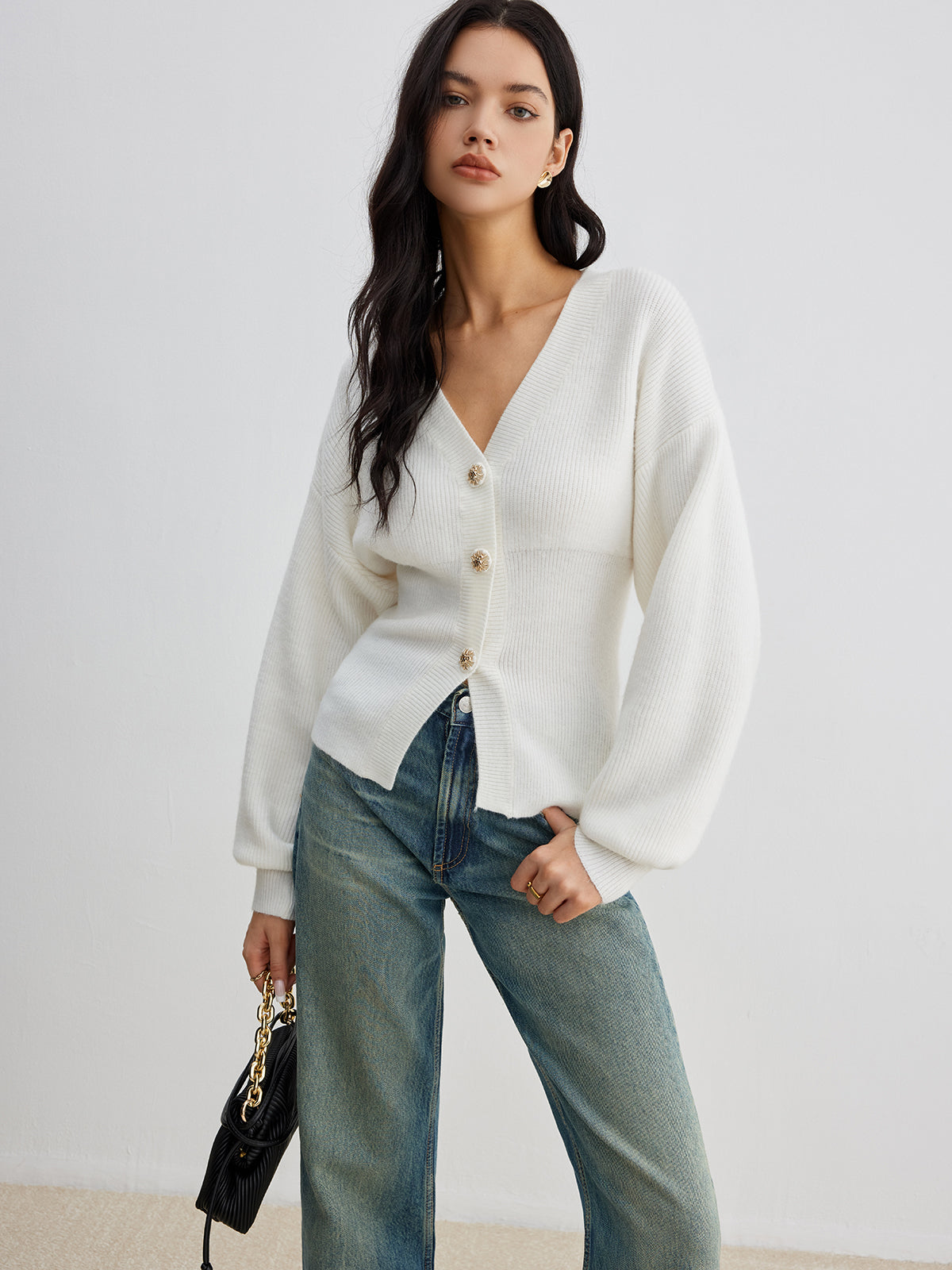 Şık Büzgü ve Yırtmaç Detaylı Düğmeli Triko