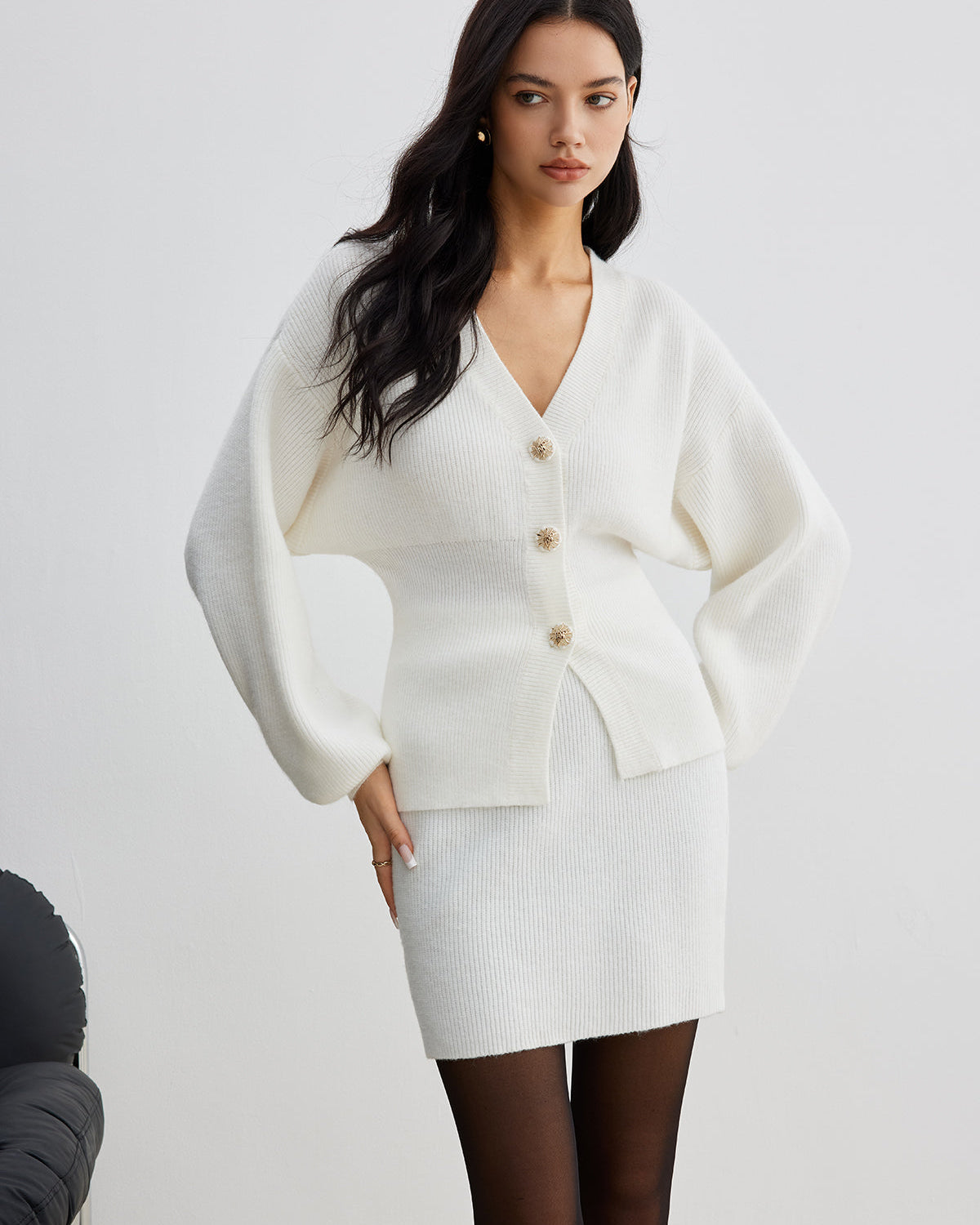 Şık Büzgü ve Yırtmaç Detaylı Düğmeli Triko