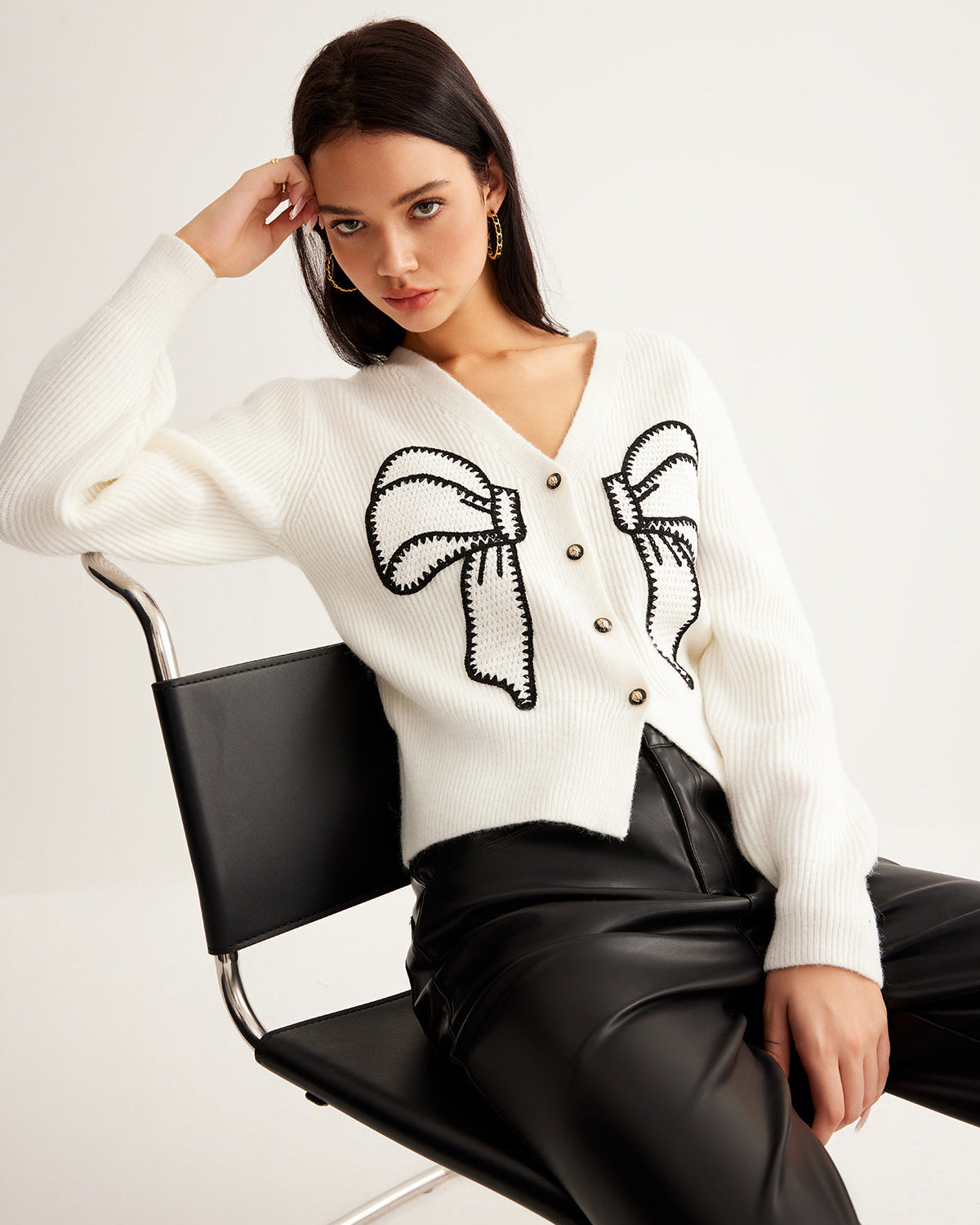 Nakışlı Fiyonk Düğmeli Kısa Hırka