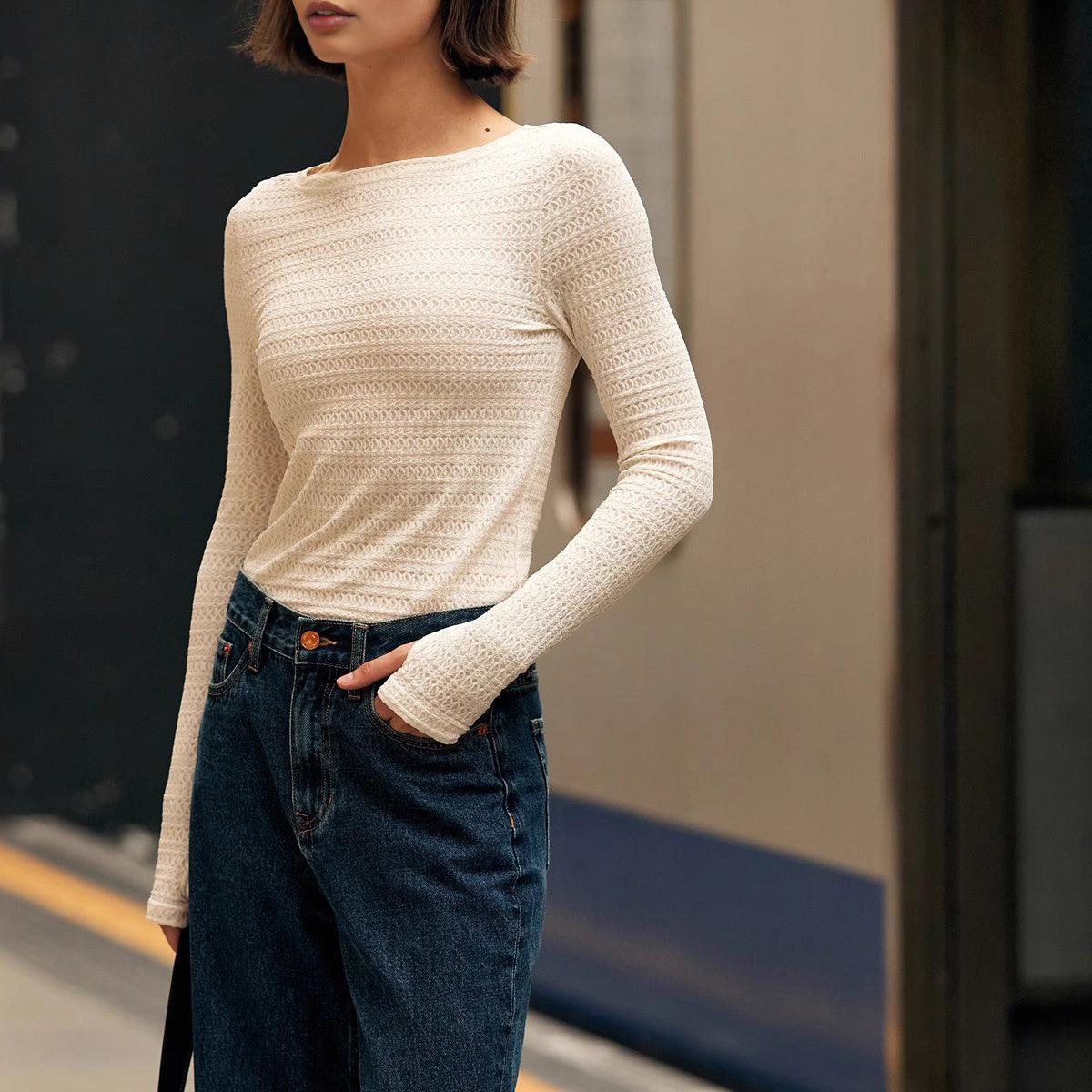 Yarı Şeffaf Parmak Delikli Pileli Üst