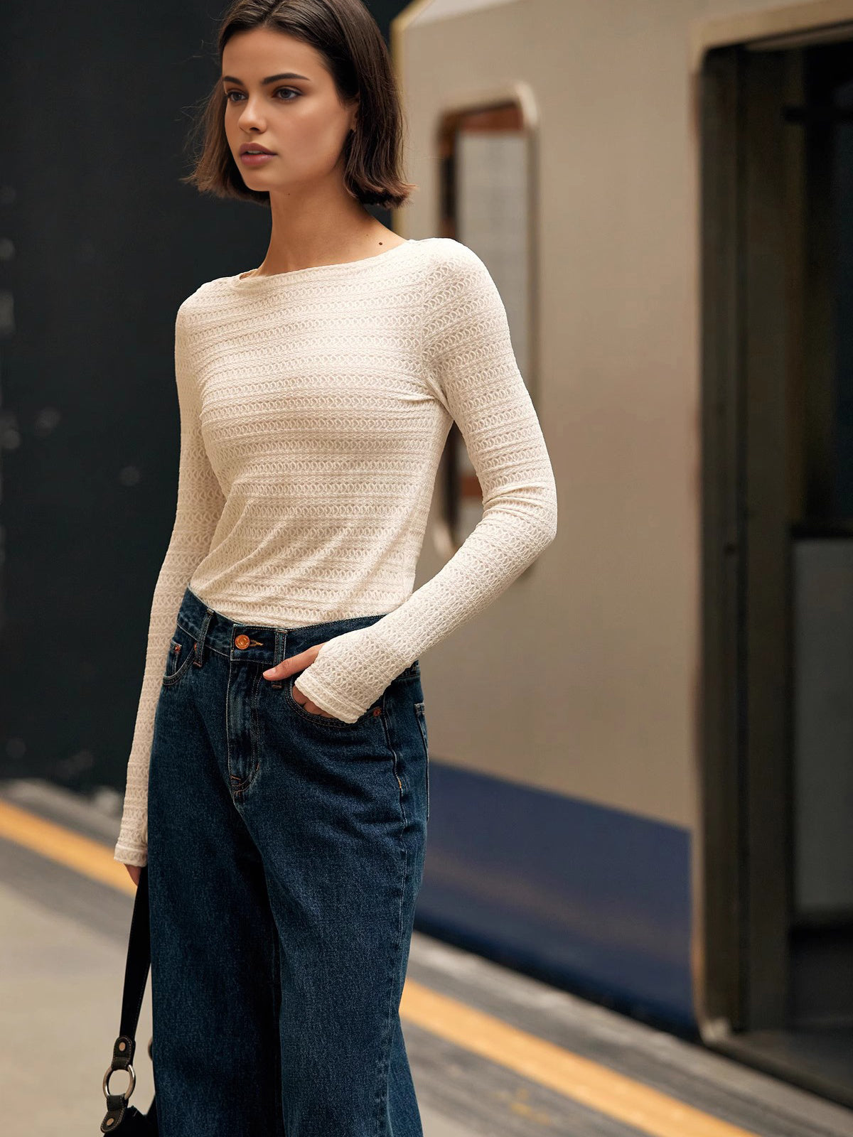 Yarı Şeffaf Parmak Delikli Pileli Üst