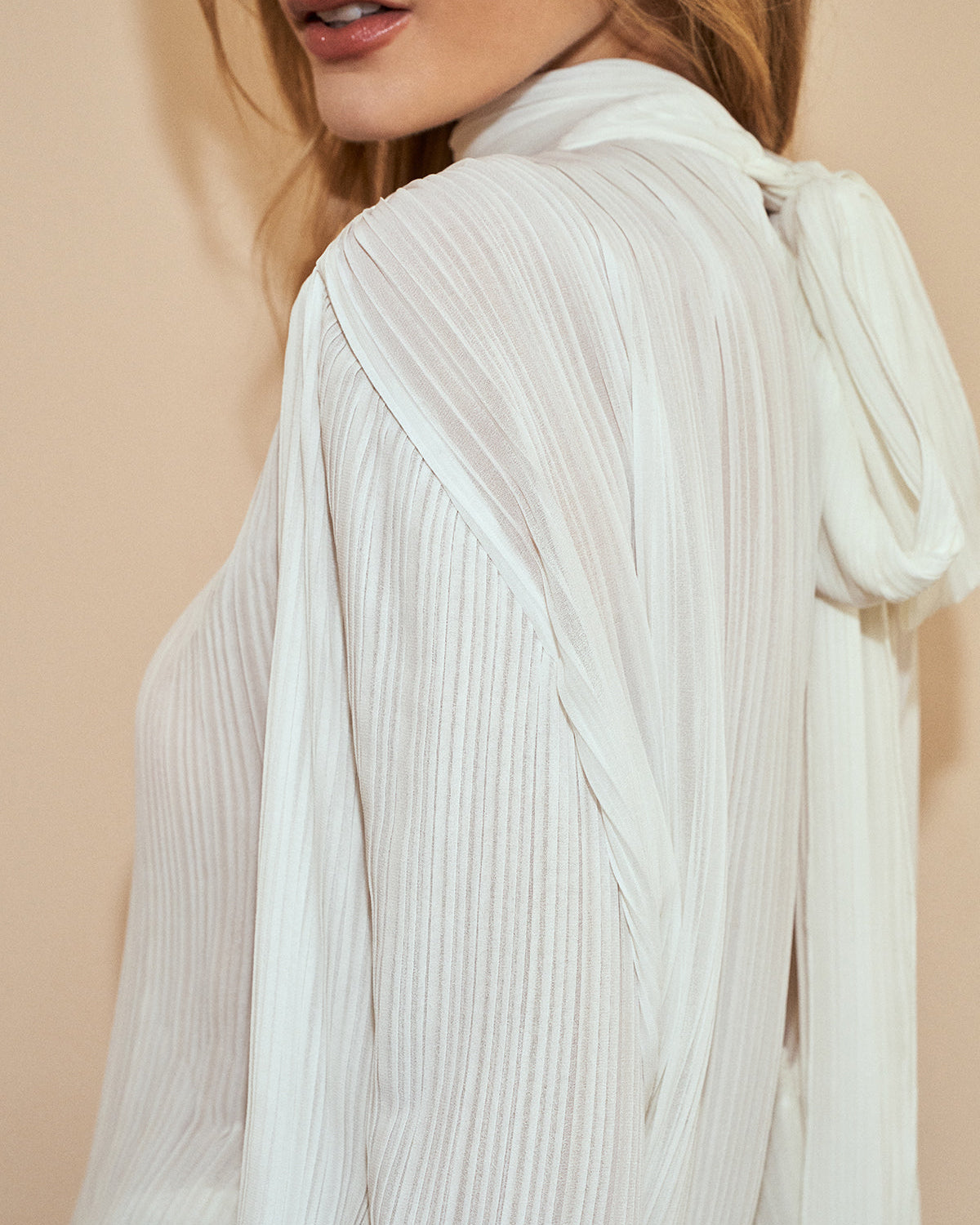 Yarı Transparan Fiyonk Yaka Şifon Bluz