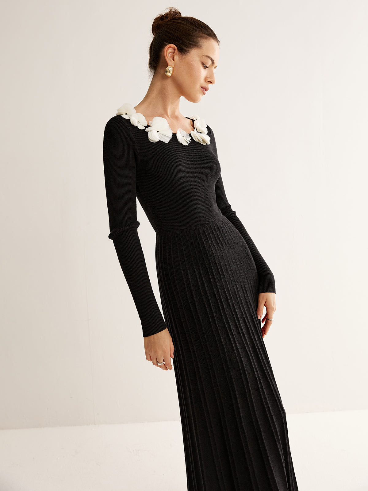 Çiçek Detaylı Pileli Triko Elbise