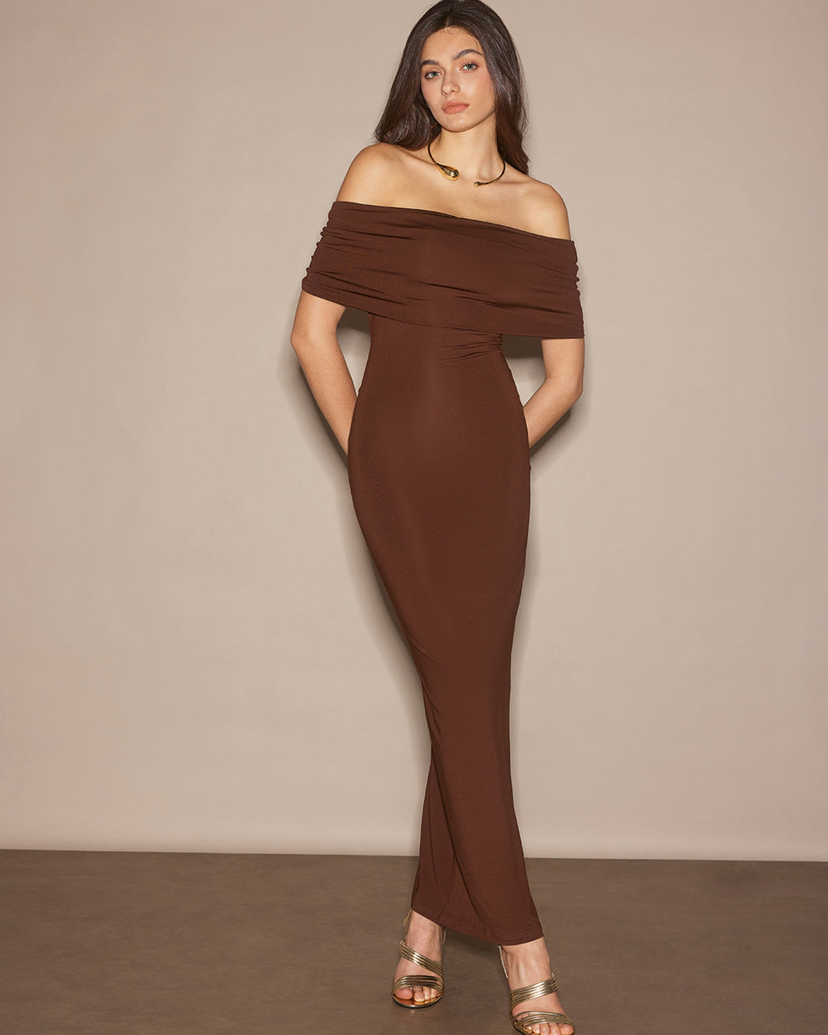 Omuzları Açık Kırışık İnce Uzun Elbise