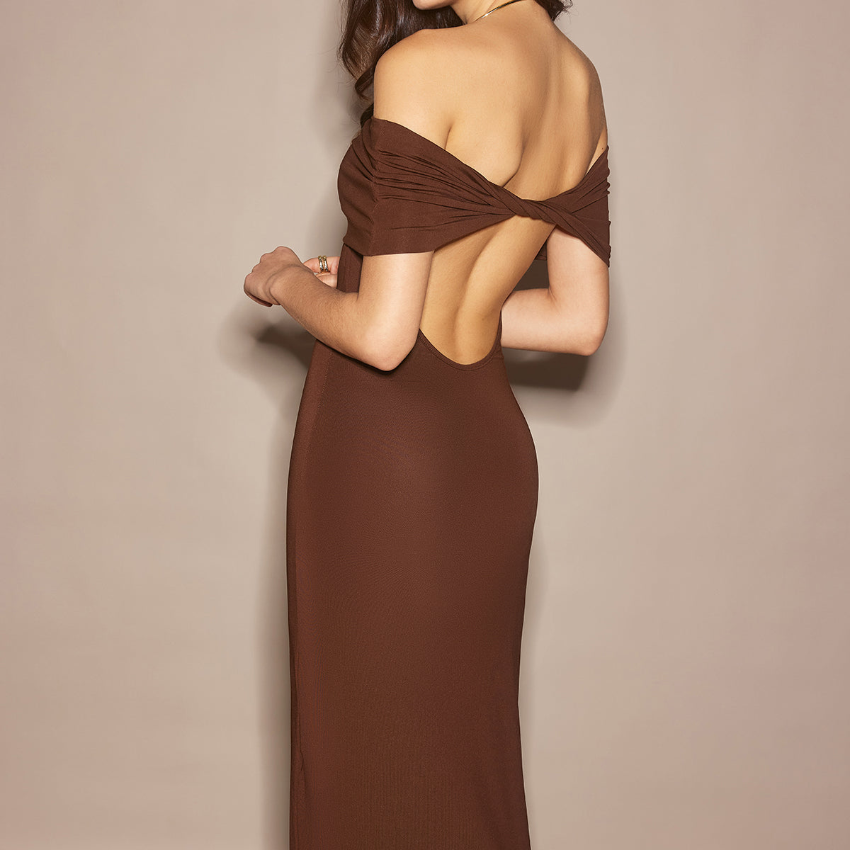 Omuzları Açık Kırışık İnce Uzun Elbise