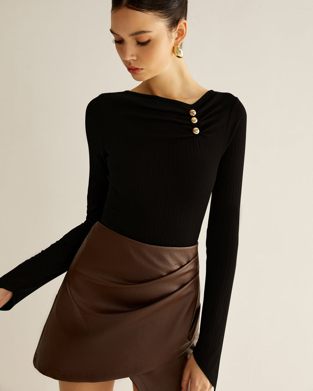 Metal Detaylı Pilili Bluz