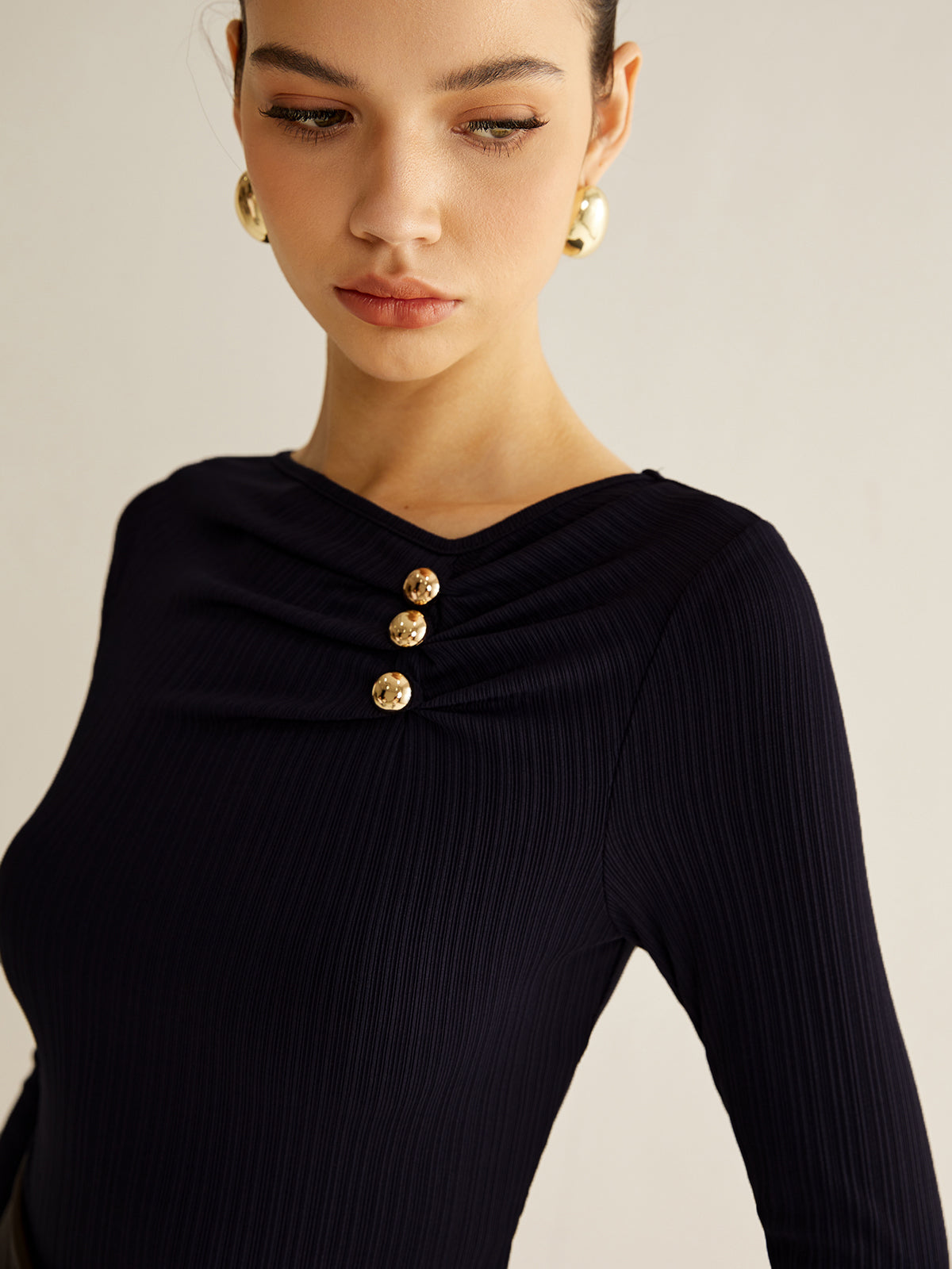 Metal Detaylı Pilili Bluz