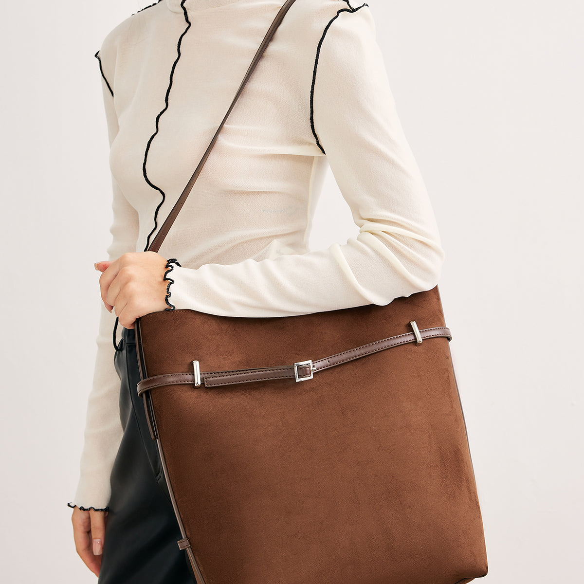 Çok Yönlü Süet Tokalı Çanta