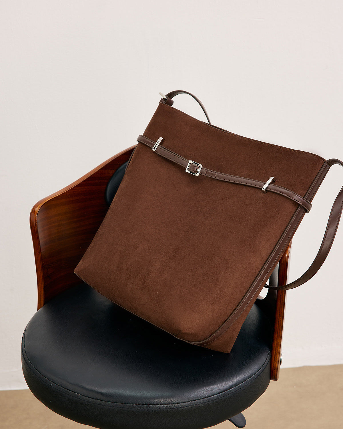 Çok Yönlü Süet Tokalı Çanta