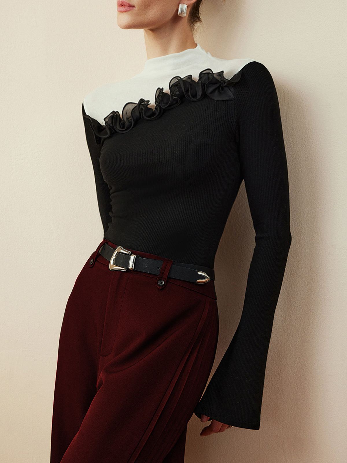 Romantik Dik Yaka Fırfırlı Bluz