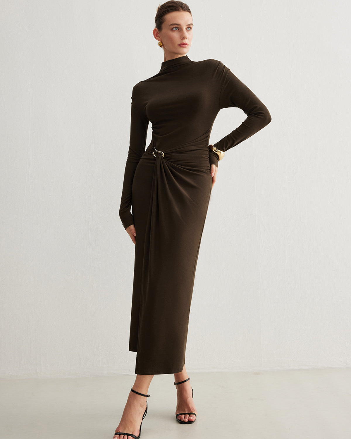 Asimetrik Metal Halkalı Yırtmaçlı Pileli Elbise