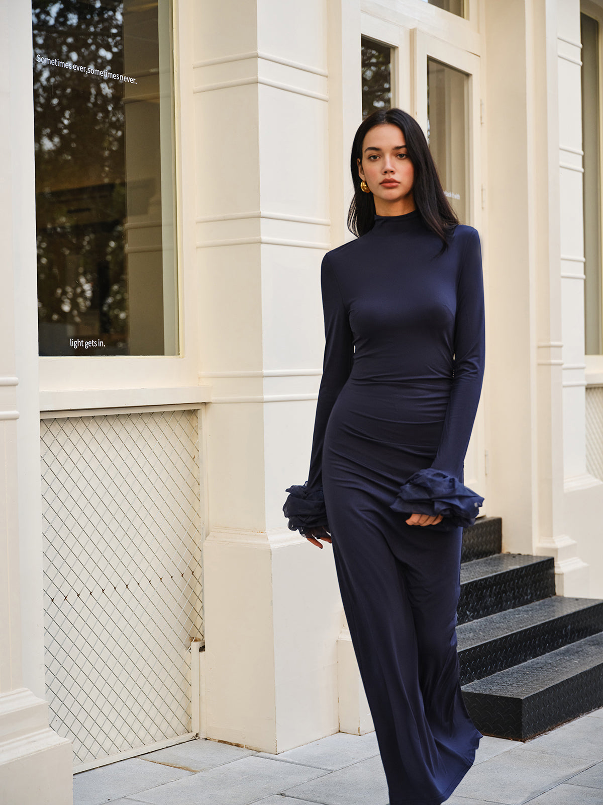 Zarif Fırfırlı Yırtmaçlı Jarse Uzun Elbise