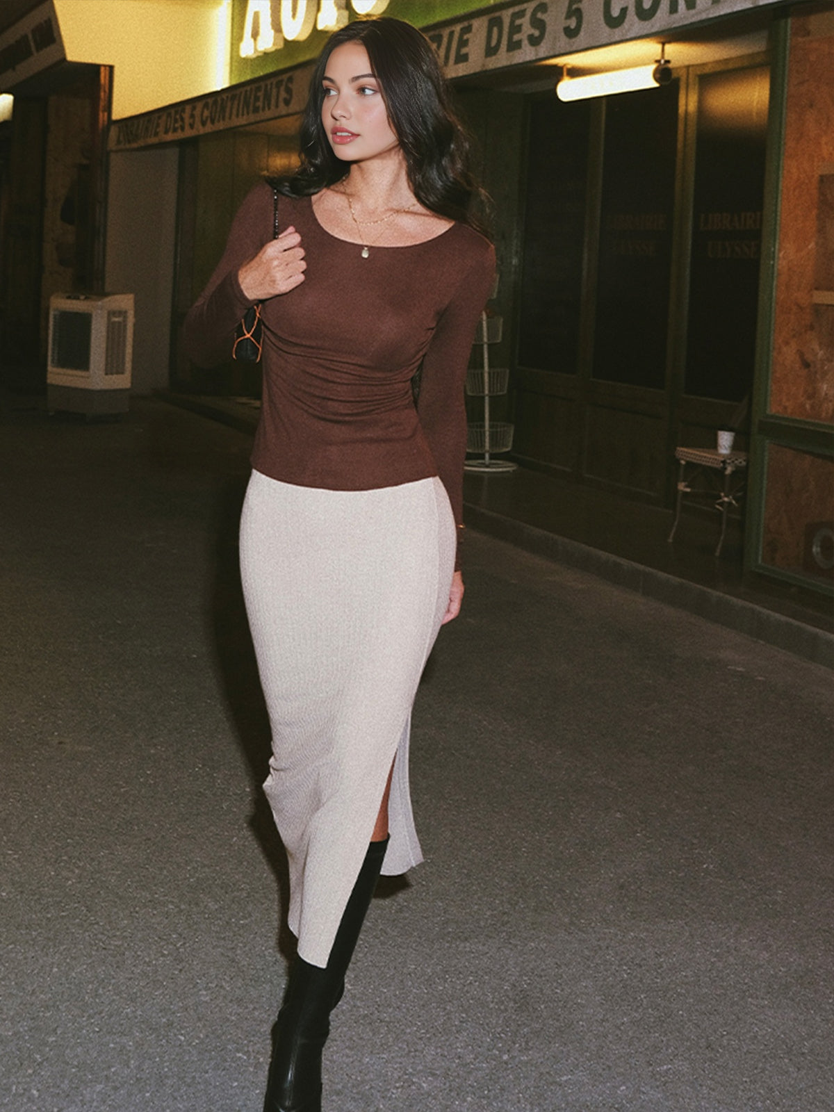 Arka Yırtmaçlı Dar Bluz