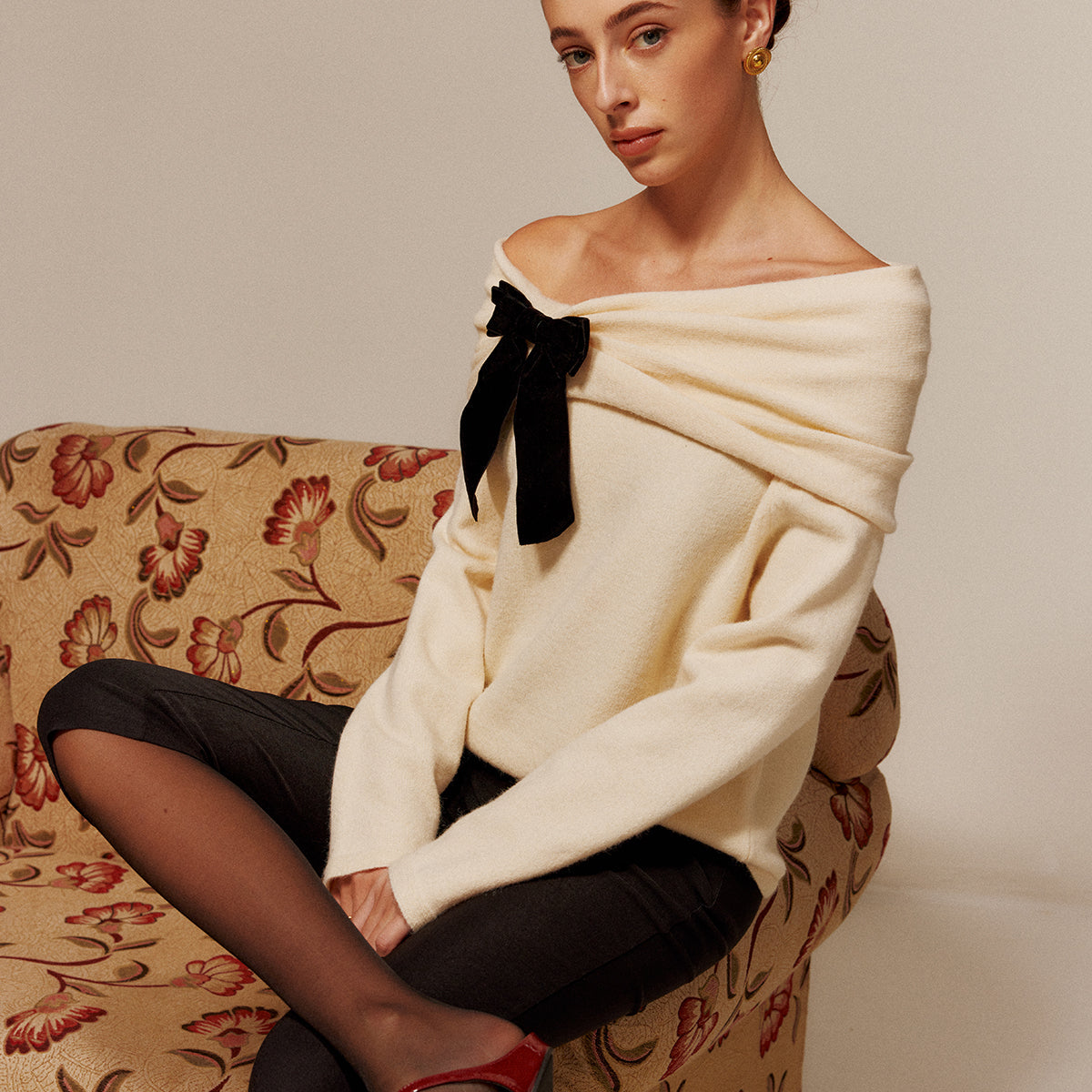 Kadife Fiyonk Detaylı Omuz Açık Büzgülü Kazak