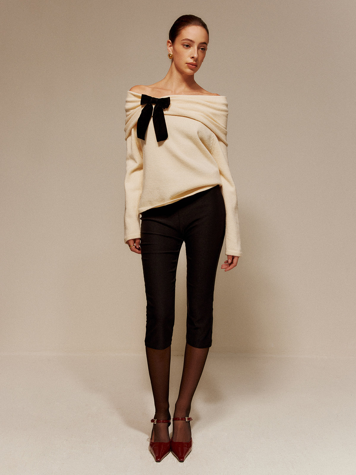 Kadife Fiyonk Detaylı Omuz Açık Büzgülü Kazak