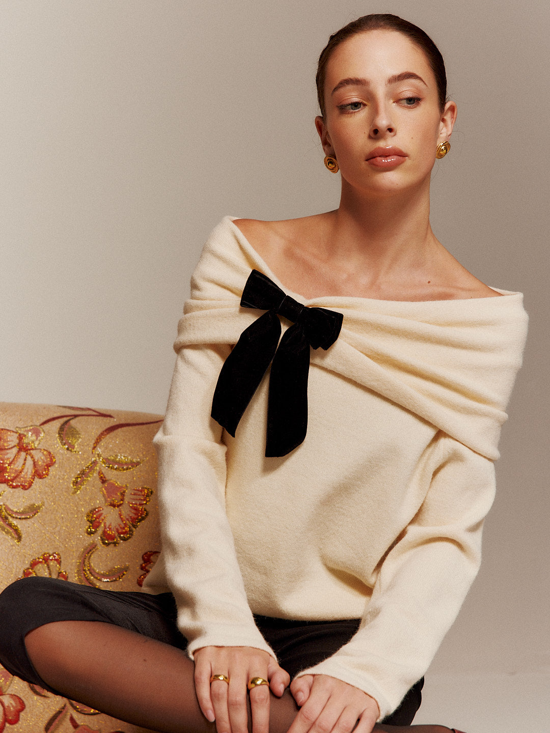 Kadife Fiyonk Detaylı Omuz Açık Büzgülü Kazak