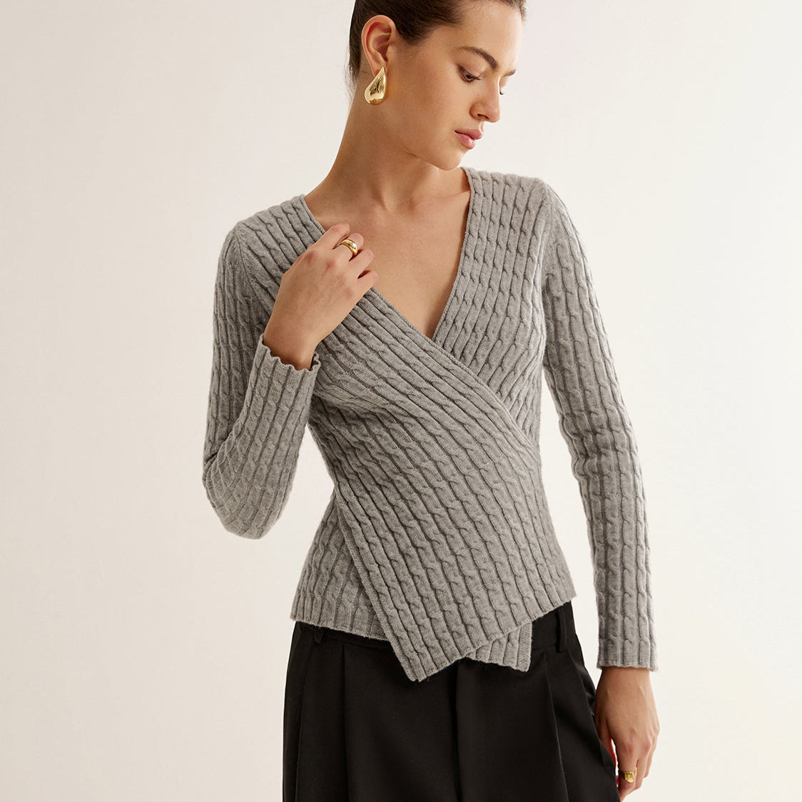 V Yaka Çapraz Detaylı Triko Üst