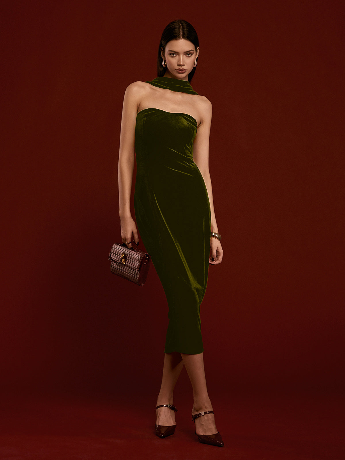 Kalp Yaka Sırt Dekolteli Kadife Elbise