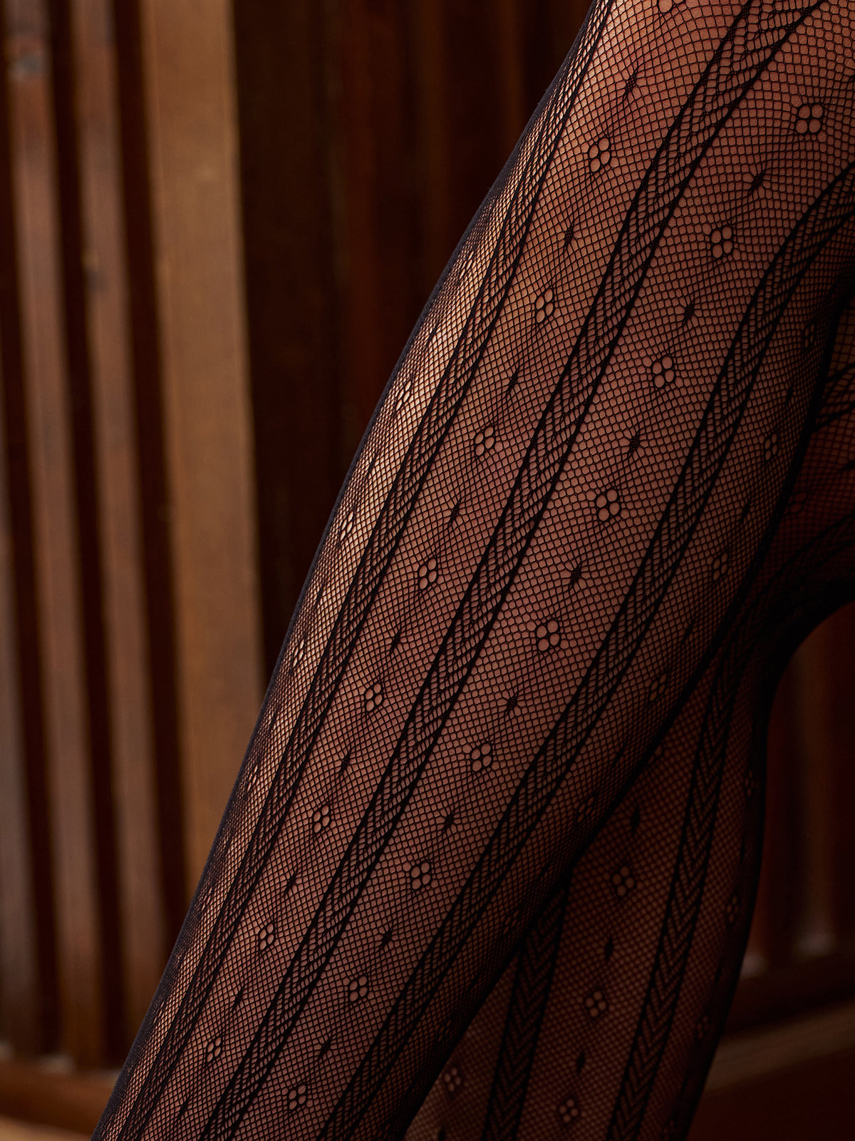 Delikli Çiçek Desenli Külotlu Çorap