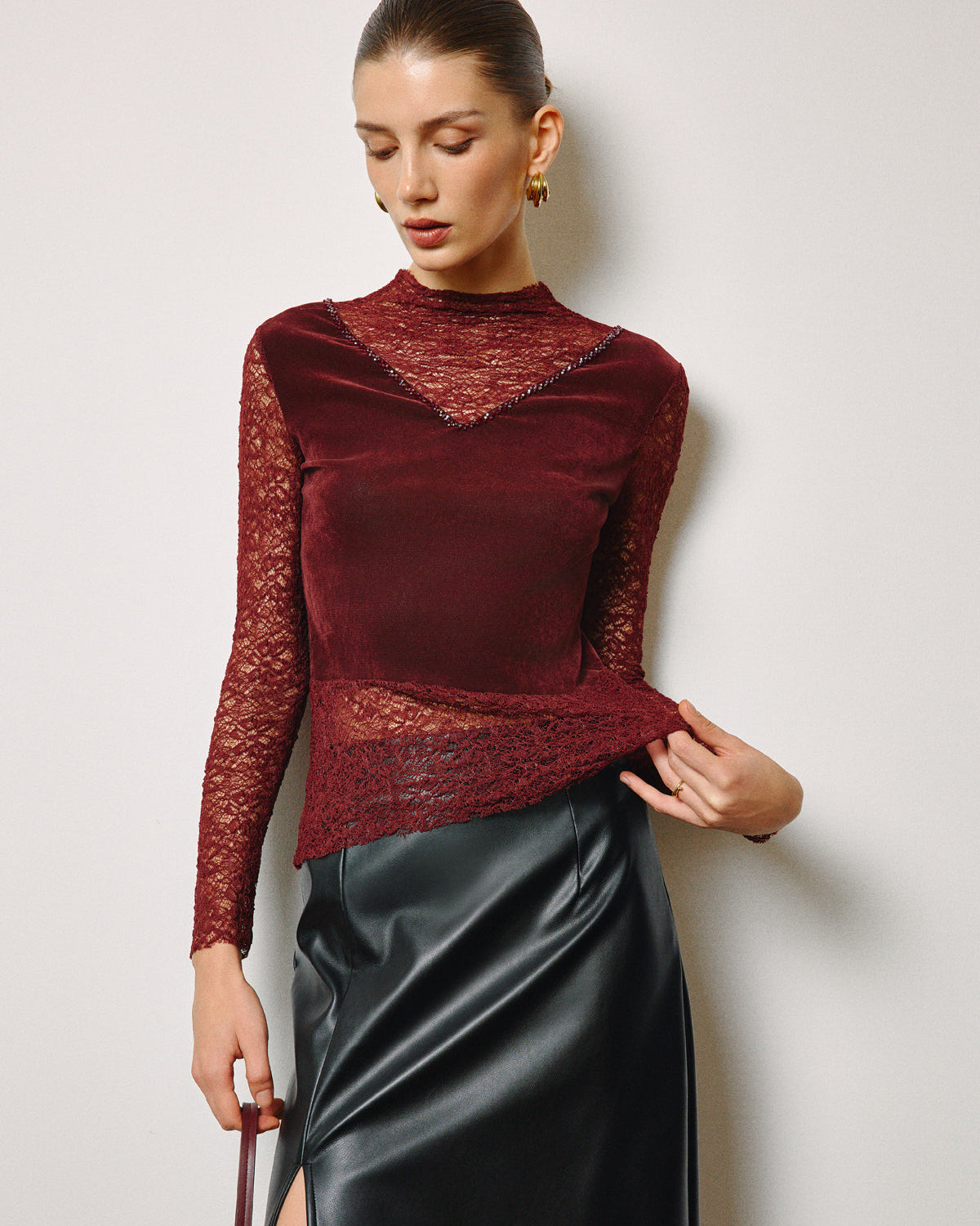 Yarı Şeffaf Taş İşlemeli Kadife Panelli Dantel Dar Bluz