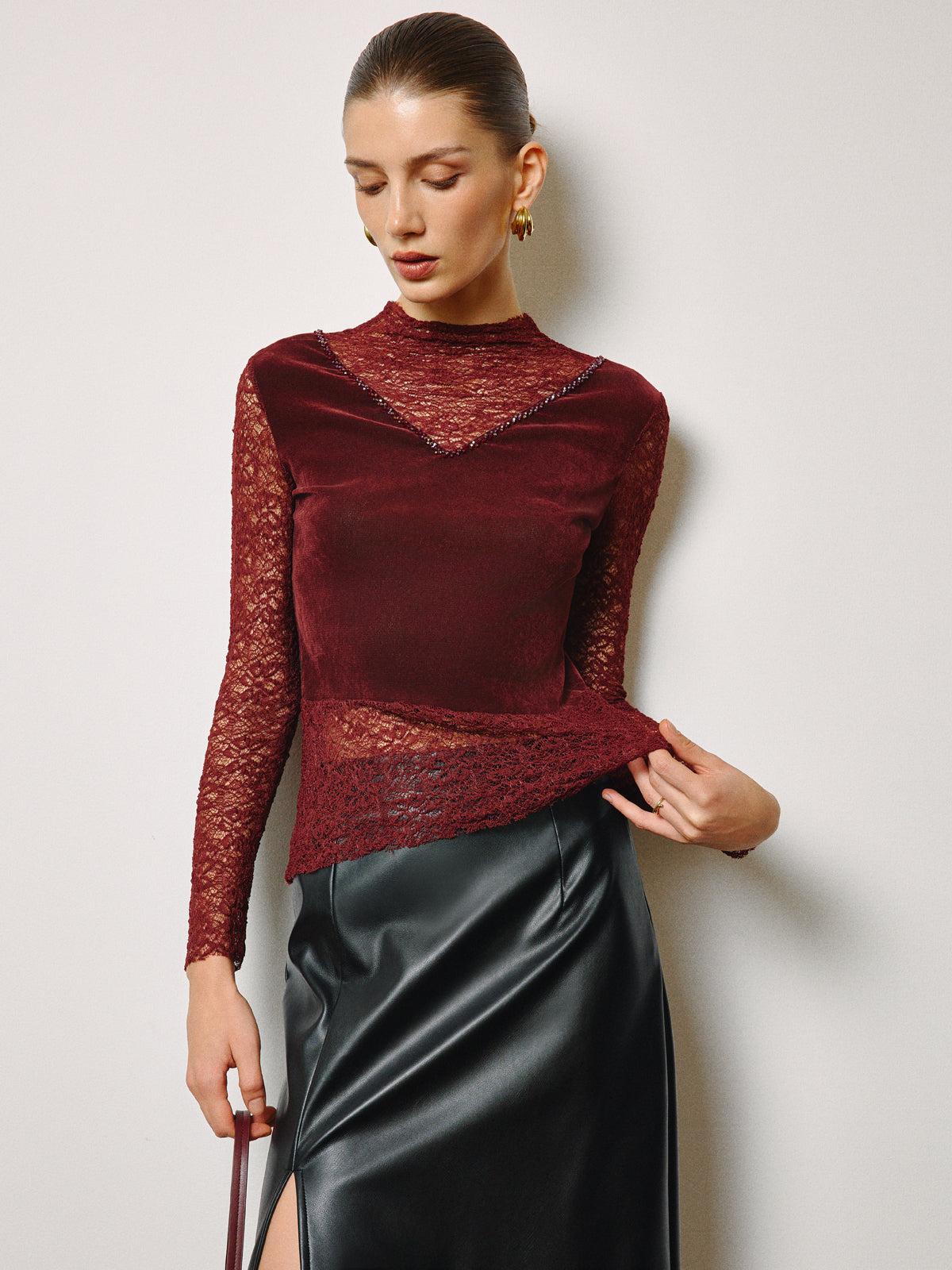 Yarı Şeffaf Taş İşlemeli Kadife Panelli Dantel Dar Bluz