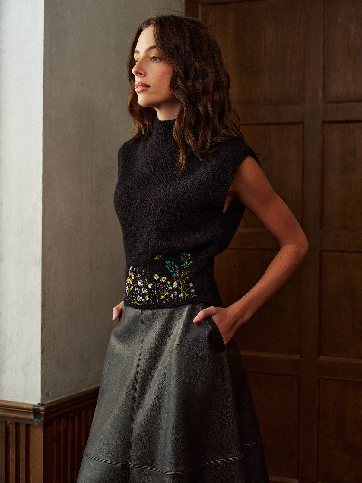 Dik Yaka Nakışlı Çiçek Desenli Triko Yelek