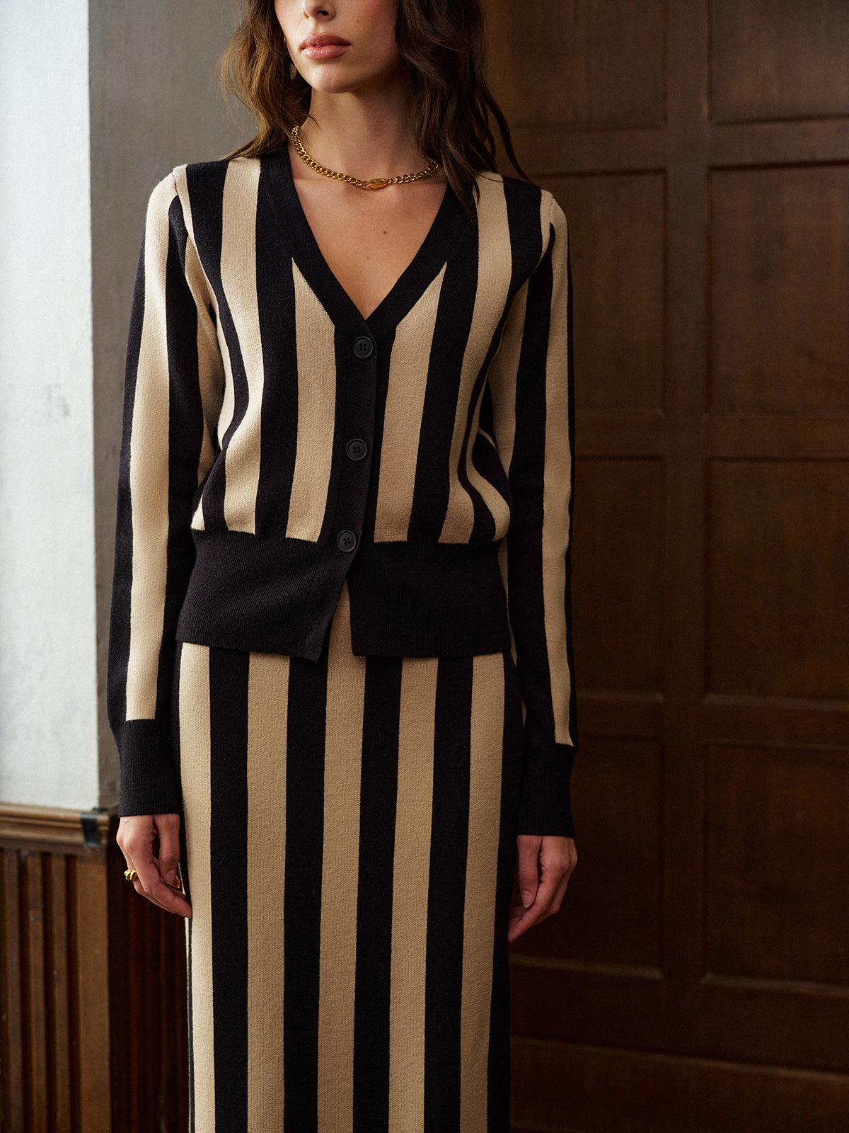 Çift Renkli Çizgili V Yaka Düğmeli Triko Etek Takımı