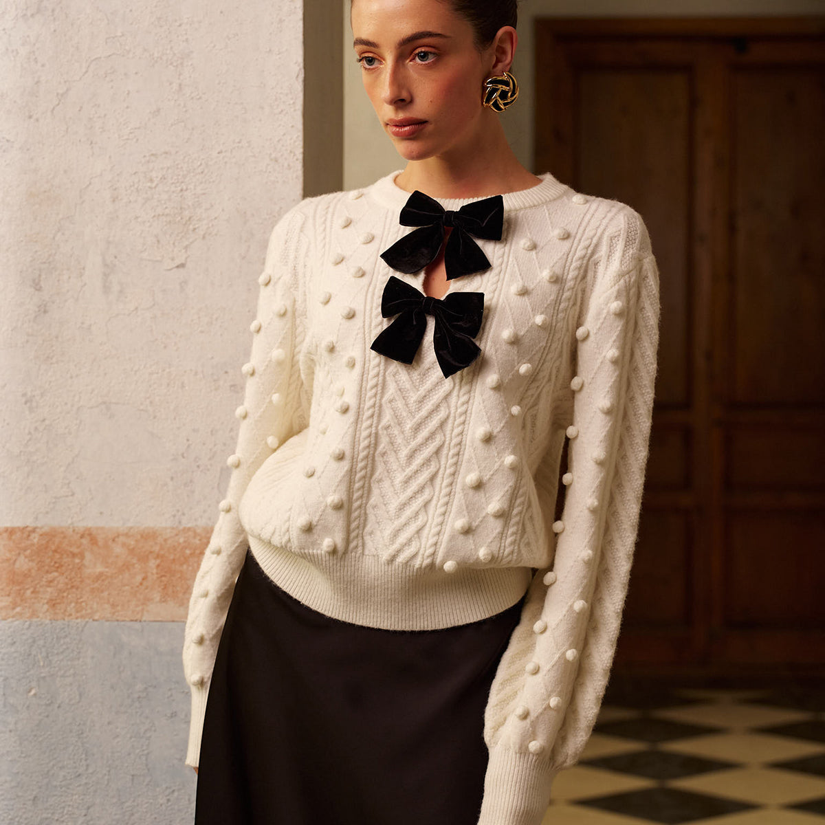 Önü Fiyonklu Örgü Top Dekorlu Kazak