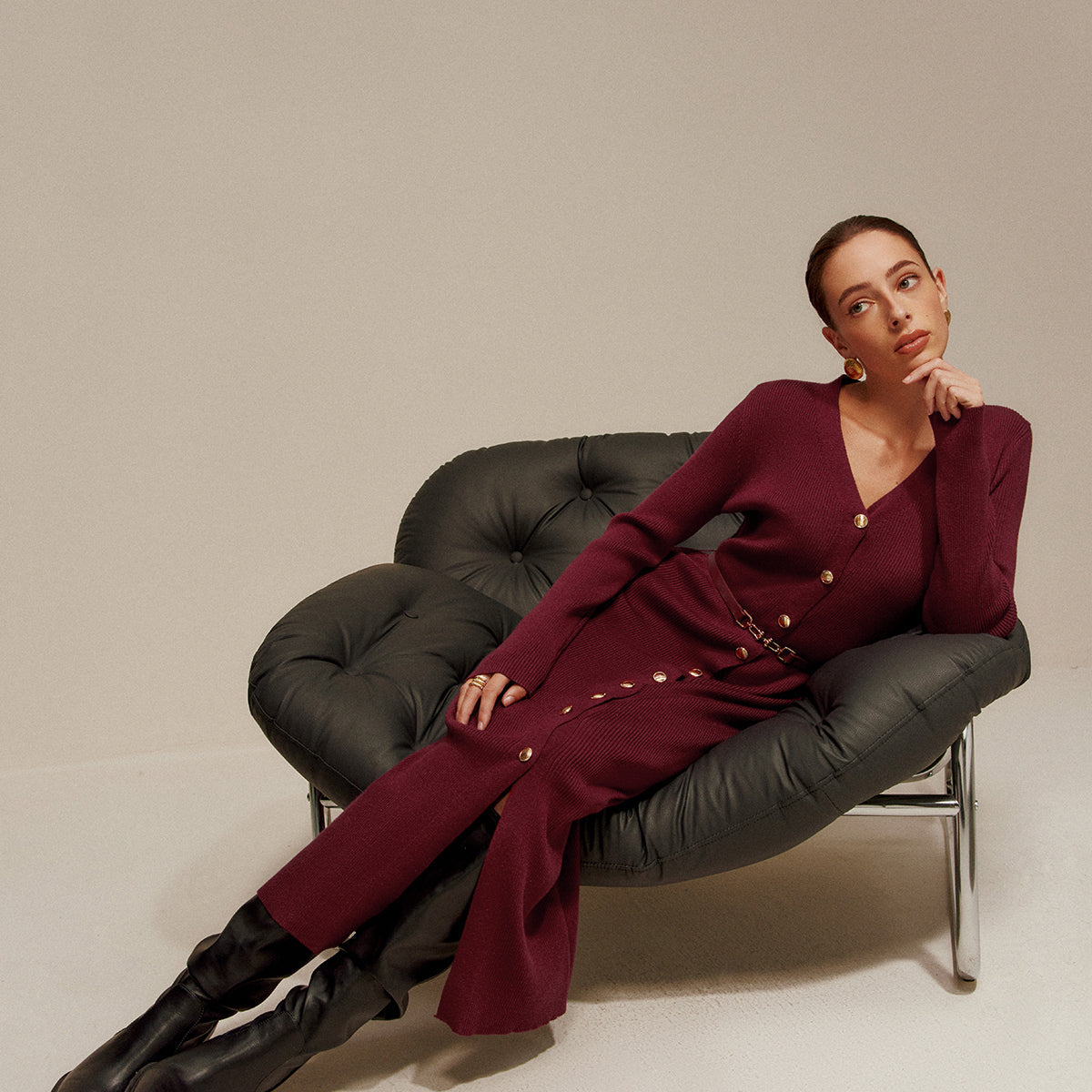 V Yaka Düğmeli Kuşaklı Triko Uzun Elbise