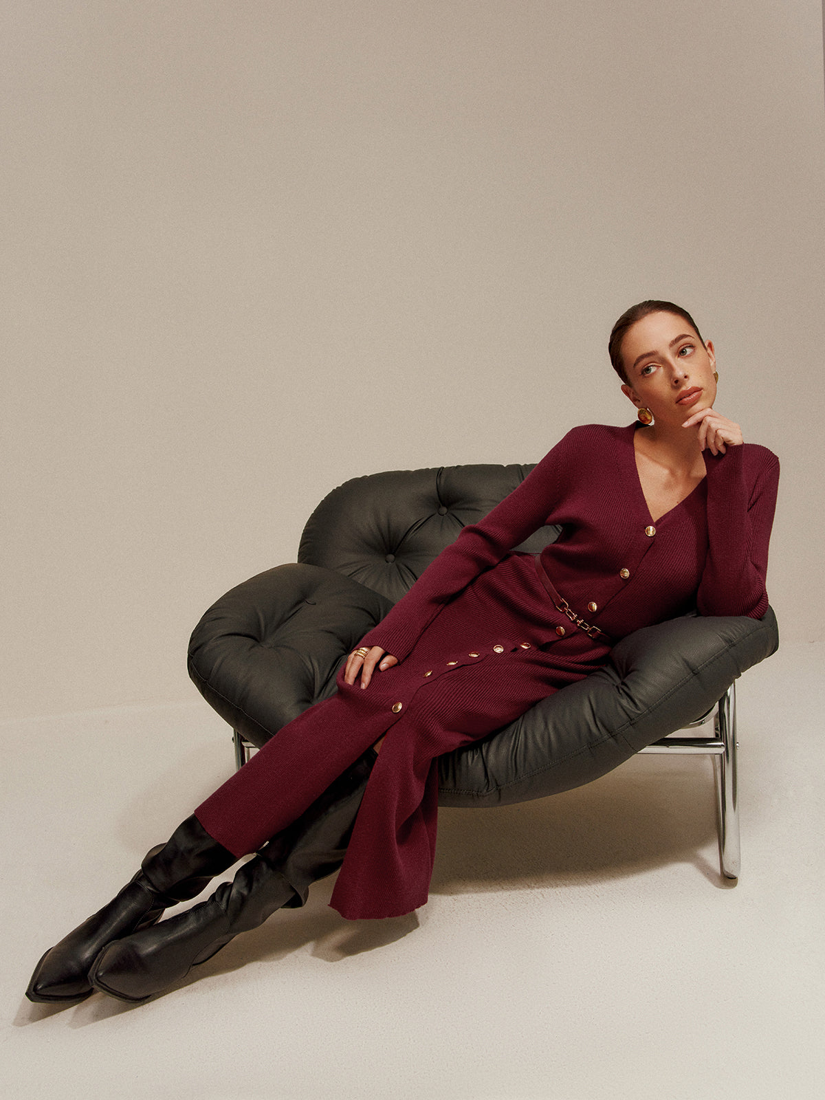 V Yaka Düğmeli Kuşaklı Triko Uzun Elbise