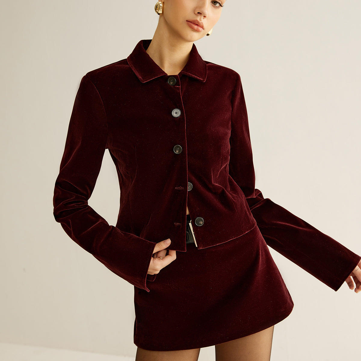 Kadife Yaka Detaylı Kısa Blazer Ceket